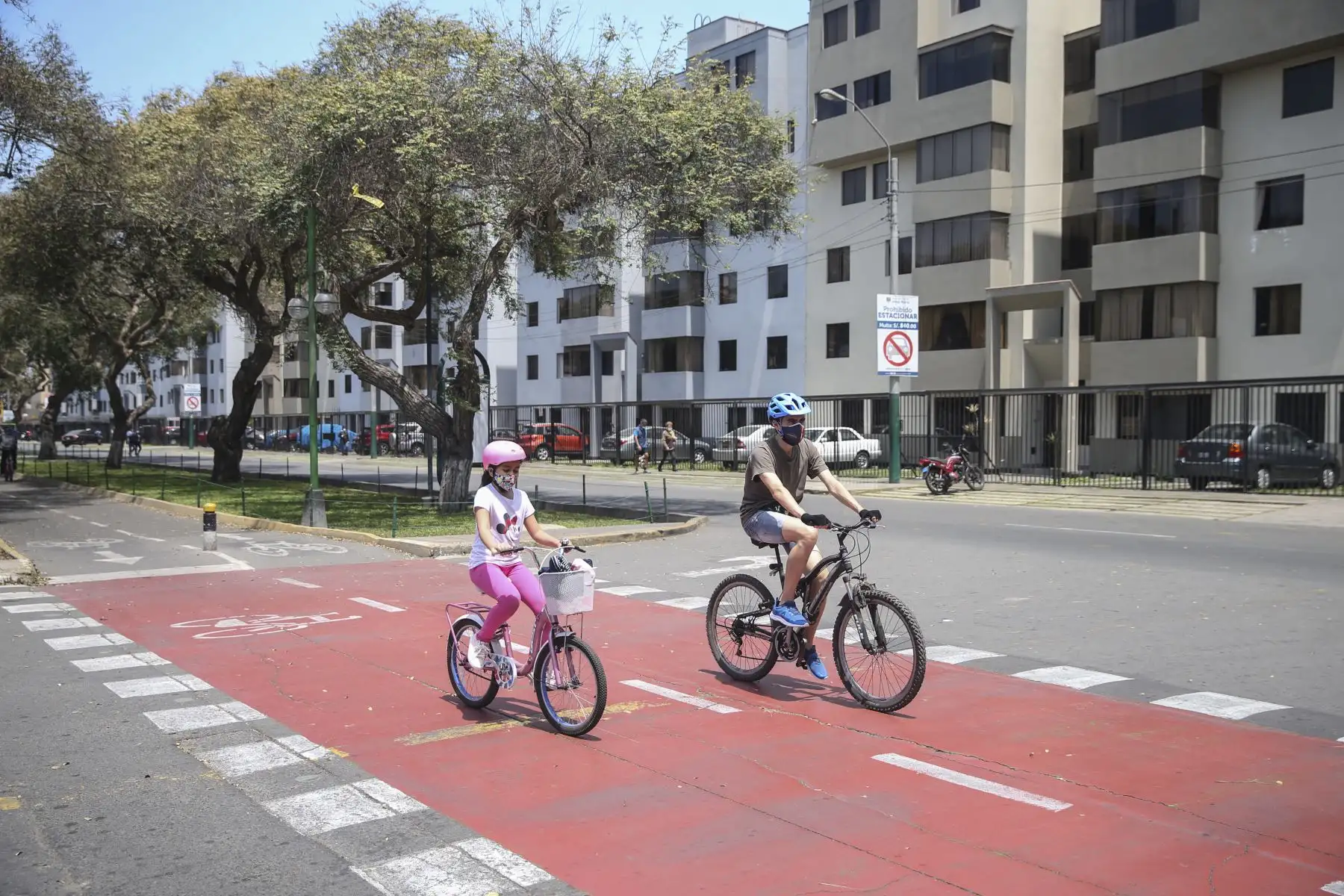 Ciudadanos se desplazan en bicicleta en avenida Salaverry este domingo tras levantamiento de inmovilización social obligatoria. Foto: ANDINA/Jhonel Rodríguez