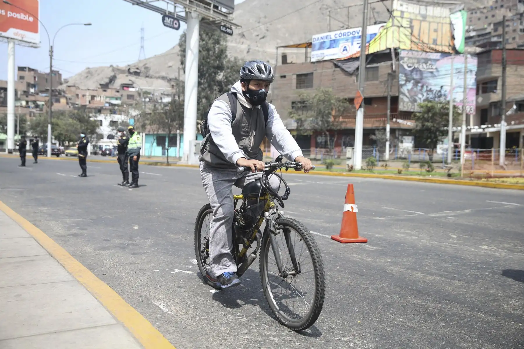 Ciudadanos se desplazan en bicicleta por San Juan de Lurigancho, este domingo tras levantamiento de inmovilización social obligatoria. Foto: ANDINA/Jhonel Rodríguez