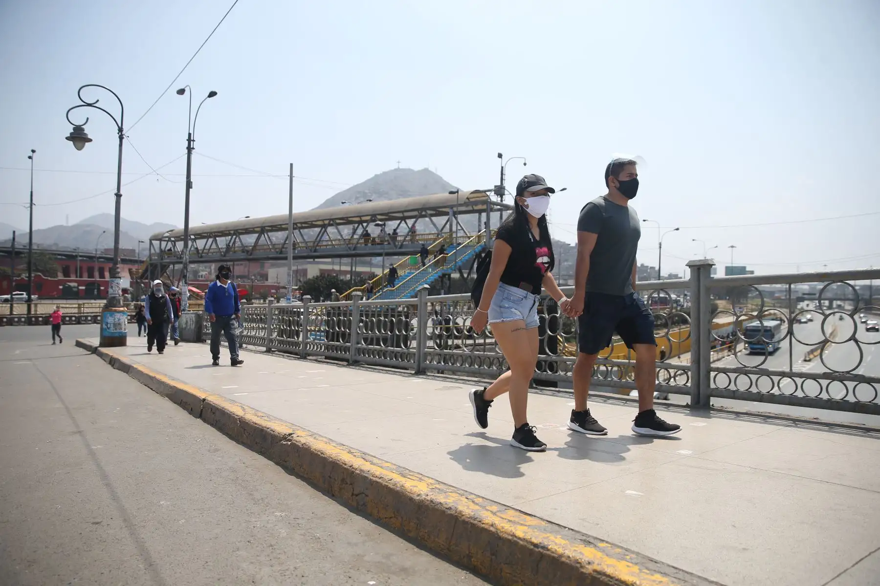 Personas transitan por el puente Acho este domingo tras levantamiento este domingo tras levantamiento de inmovilización social obligatoria. Foto: ANDINA/Jhonel Rodríguez