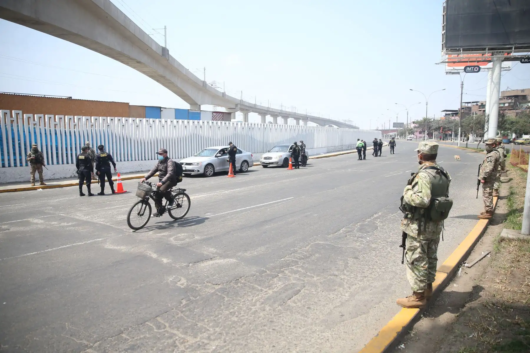 Policía y Fuerzas Armadas, supervisan las acciones de control vehicular el la capital tras levantamiento de la inmovilización social obligatoria de los domingos. Foto: ANDINA/Jhonel Rodríguez