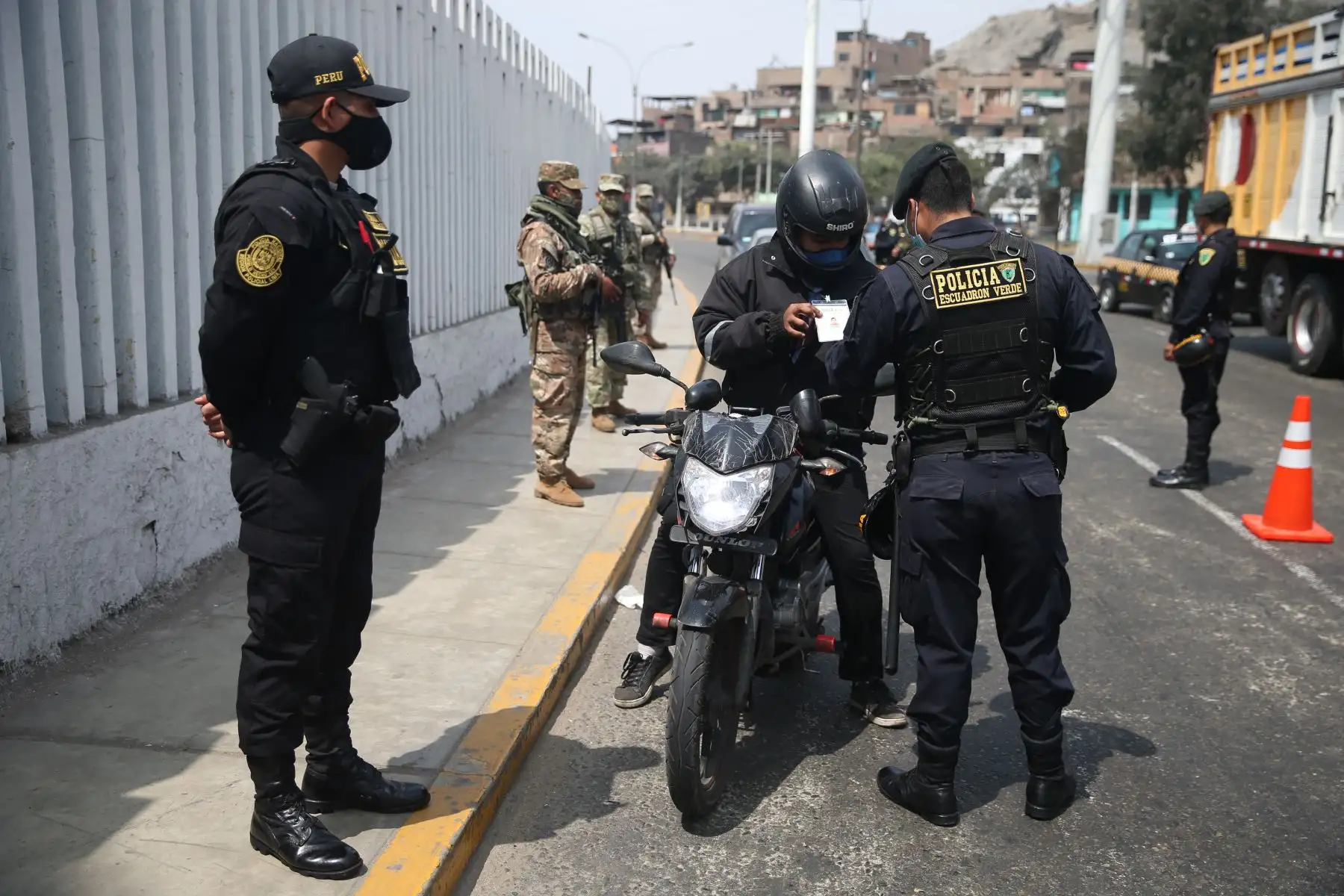 Policía y Fuerzas Armadas, supervisan las acciones de control vehicular el la capital tras levantamiento de la inmovilización social obligatoria de los domingos. Foto: ANDINA/Jhonel Rodríguez