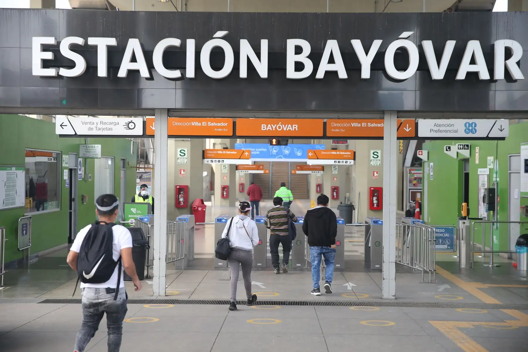Ciudadanos ingresan a la estación Bayovar en San Juan de Lurigancho este domingo tras levantamiento de inmovilización social obligatoria. Foto: ANDINA/Jhonel Rodríguez