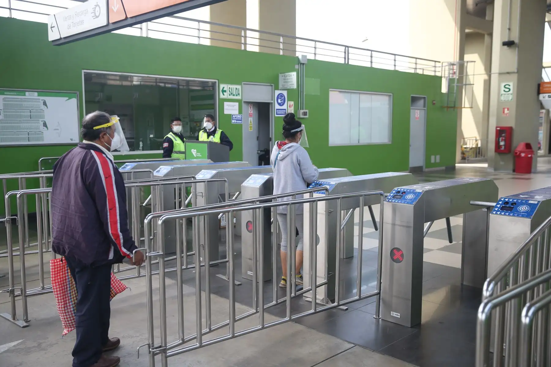 Ciudadanos ingresan a la estación Bayovar en San Juan de Lurigancho este domingo tras levantamiento de inmovilización social obligatoria. Foto: ANDINA/Jhonel Rodríguez