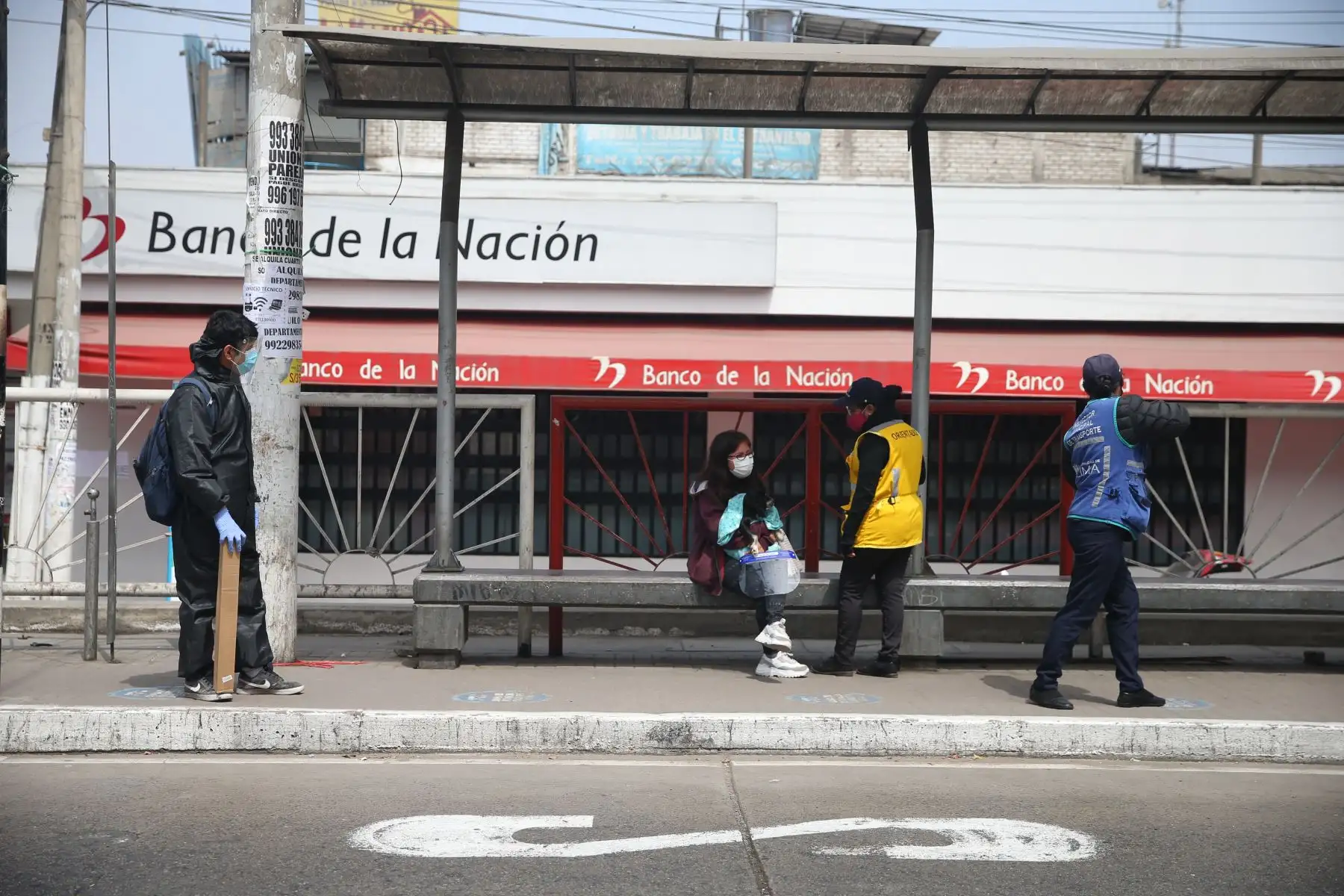 Un grupo de personas espera la llegada de bus en un paradero de San Juan de Lurigancho. Foto: ANDINA/Jhonel Rodríguez