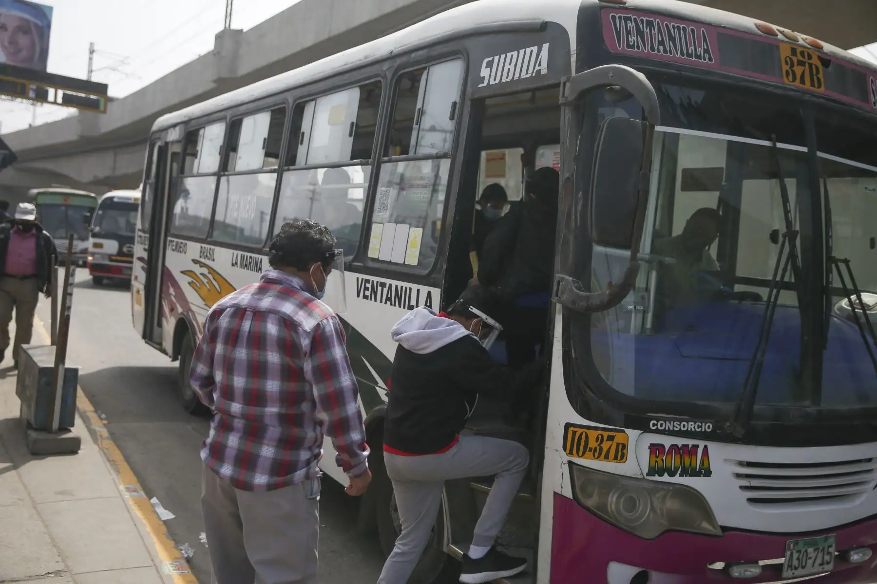 Un grupo de personas aborda el bus en un paradero de San Juan de Lurigancho. Foto: ANDINA/Jhonel Rodríguez