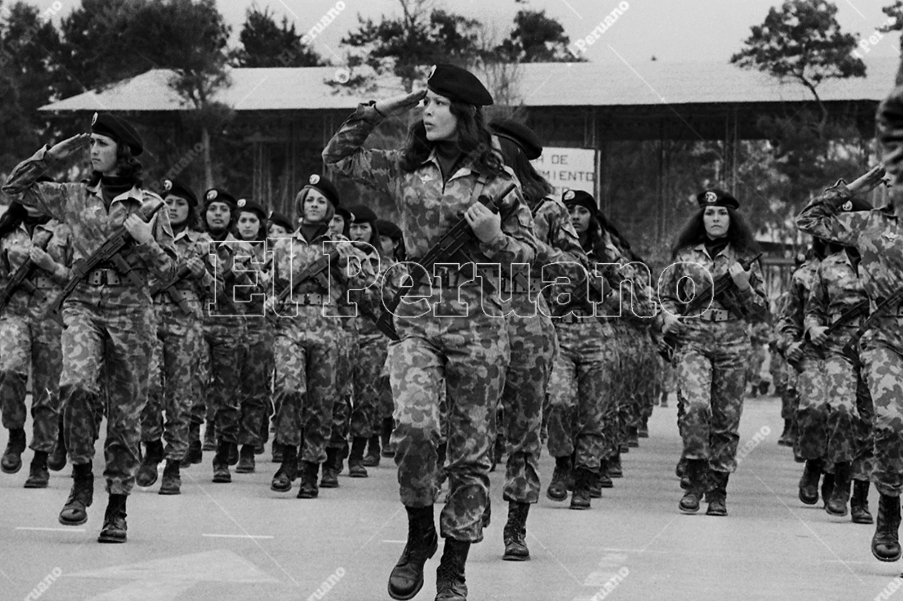 Lima - 26 setiembre 1975. Ceremonia de graduación de la primera promoción femenina de paracaidismo militar del Ejército Peruano. Foto: Archivo Histórico de El Peruano / Rolando Ángeles