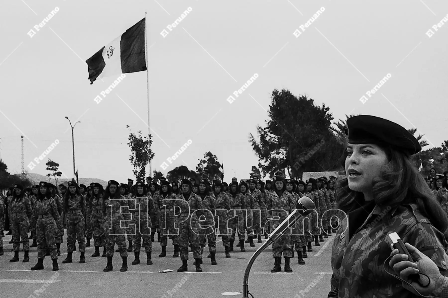 Lima - 26 setiembre 1975. La paracaidista Carola Bayón, en representación de sus compañeras de la primera promoción femenina de paracaidismo militar “Micaela Bastidas”, agradece la formación recibida en el Ejército Peruano.  Foto: Archivo Histórico de El Peruano / Rolando Ángeles
