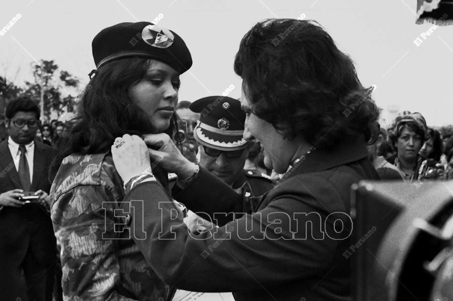 Lima - 26 setiembre 1975. Rosa Pedraglio de Morales Bermúdez, esposa del presidente de la República y madrina de la promoción, entrega  la insignia y el brevete de paracaidista a Rebeca Palma Caldas. Foto: Archivo Histórico de El Peruano / Rolando Ángeles
