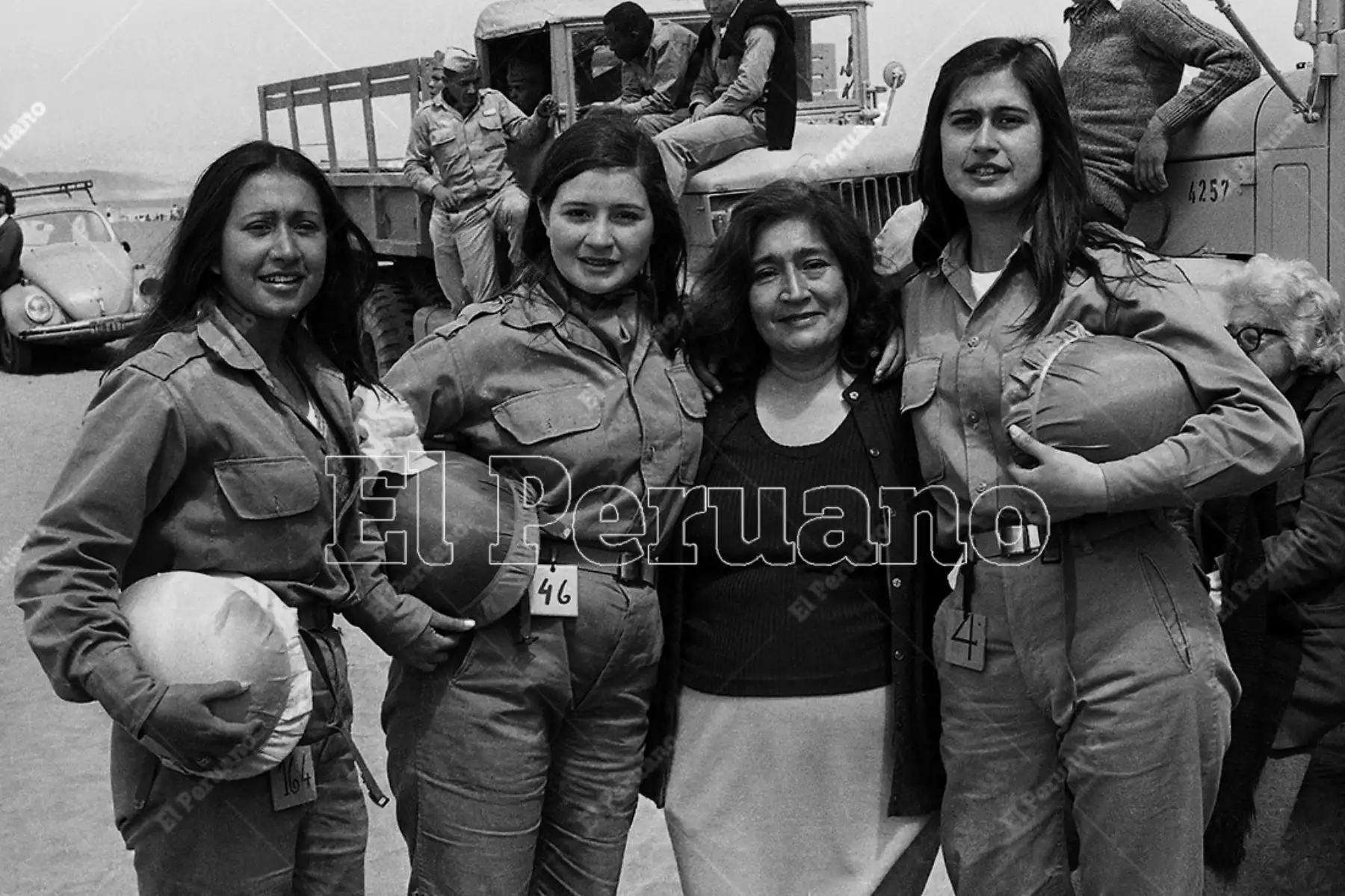 Lima - 25 setiembre 1975. La primera promoción femenina de la Escuela de Paracaidistas  del Ejérciro  realizó con éxito su tercer salto, salto de graduación. Las jóvenes celebraron con sus familiares. Foto: Archivo Histórico de El Peruano / Rómulo Luján