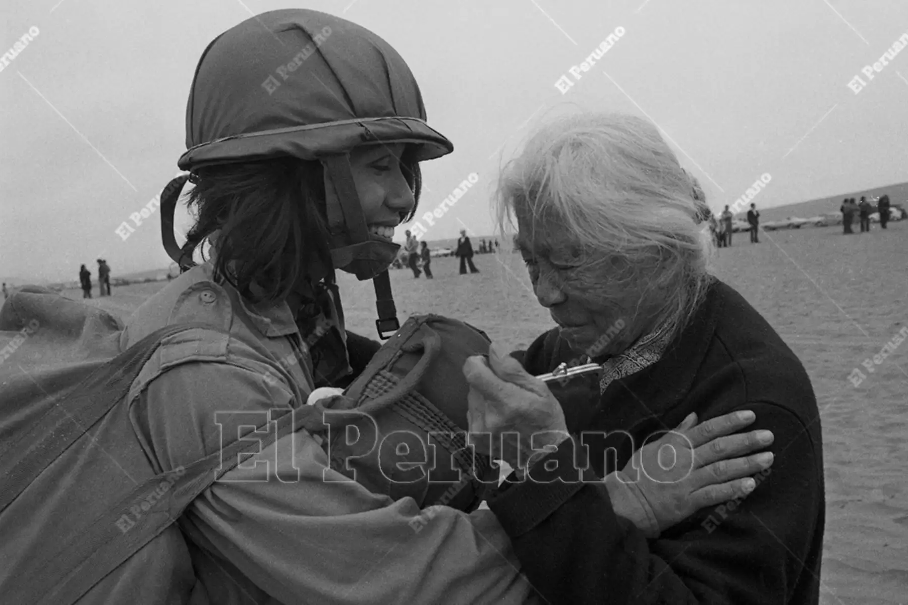 Lima - 21 setiembre 1975. Doña Julia Chávez, no puede contener la emoción y llora al abrazar a su nieta  Martha Wong de 18 años. 226 mujeres de la primera promoción femenina de paracaidismo militar del Ejército Peruano realizaron su primer salto sobre Lomo de Corvina. Foto: Archivo Histórico de El Peruano / Norman Córdova