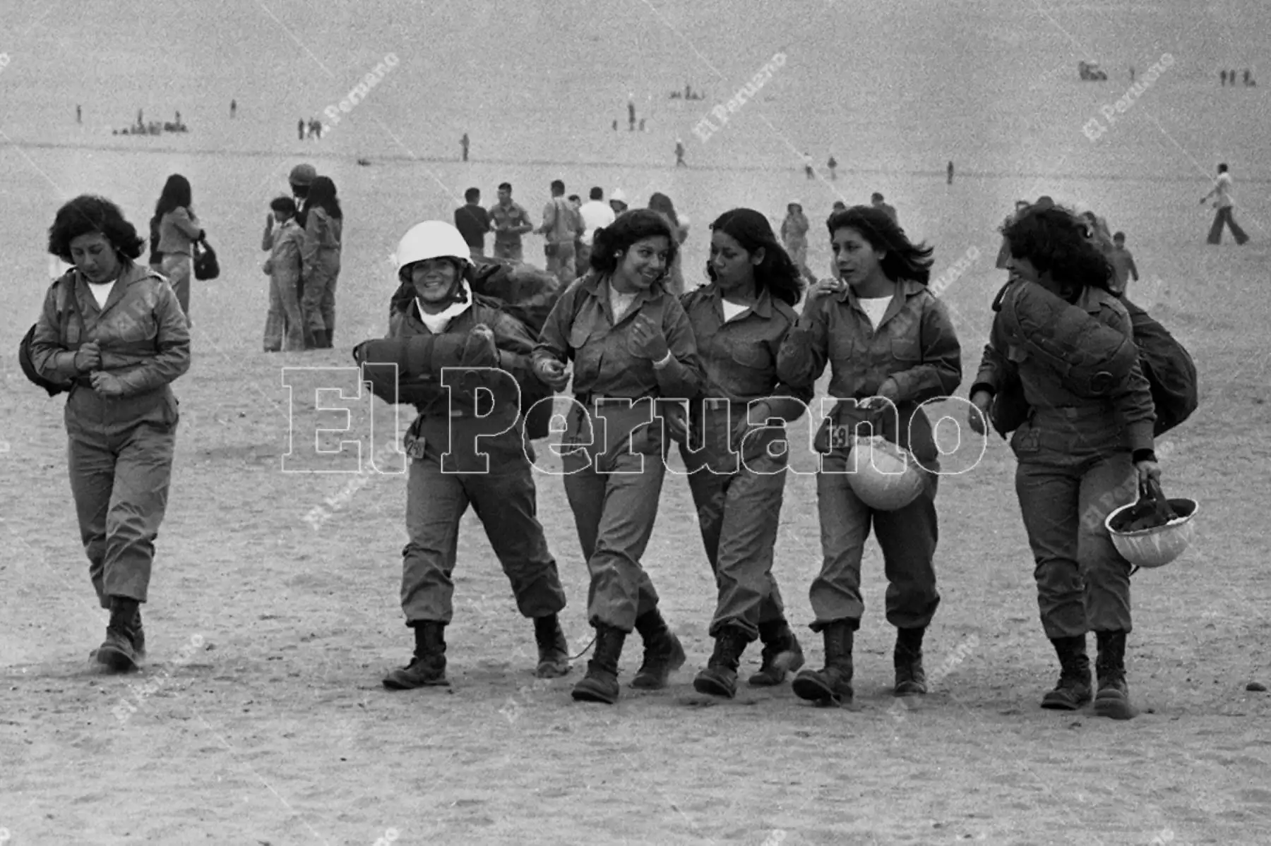 Lima - 21 setiembre 1975. Un grupo de jóvenes paracaidistas se junta luego de tocar tierra en Lomo de Corvina. 226 mujeres “bajaron del cielo para vencer” y abrirse espacio en un campo hasta entones destinado solo a los hombres: el paracaidismo. Foto: Archivo Histórico de El Peruano / Norman Córdova
