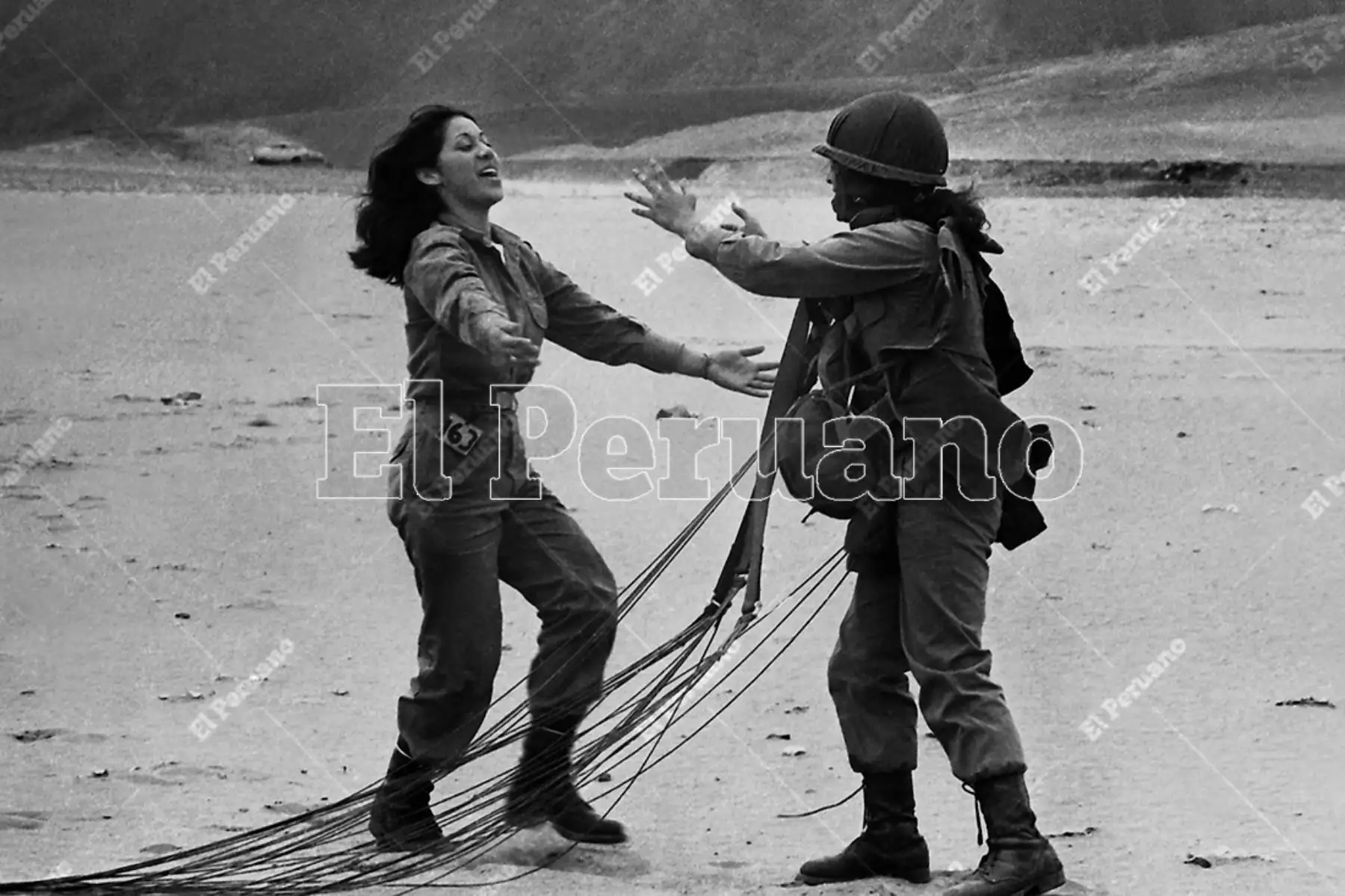 Lima - 25 setiembre 1975. Dos paracaidistas se saludan luego de tocar tierra. La primera promoción femenina de la Escuela de Paracaidistas del Ejército  efectuó con éxito el tercer salto, salto de graduación. Archivo Histórico de El Peruano / Rómulo Luján