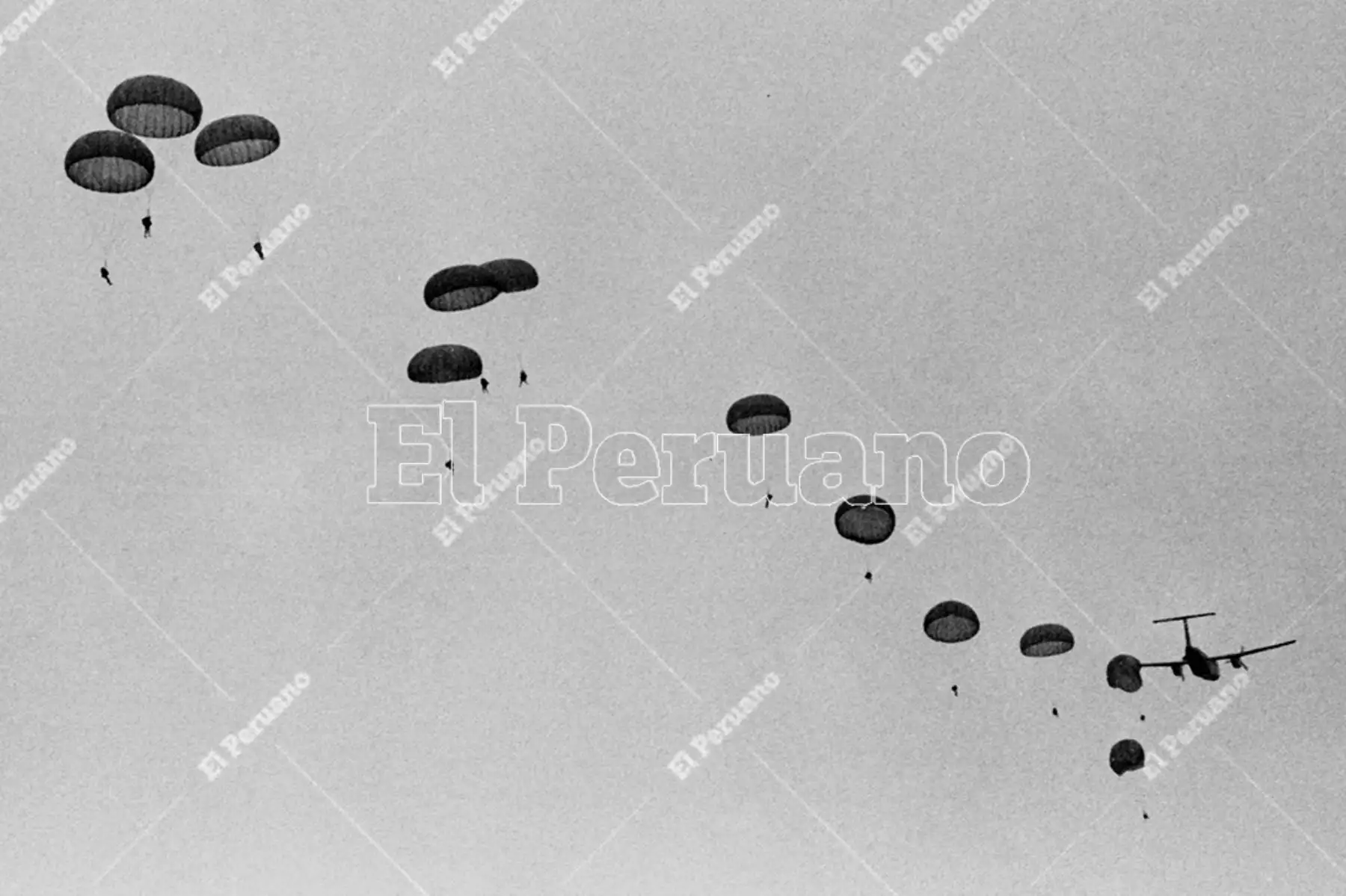Lima - 21 setiembre 1975. En Lomo de Corvina, Villa El Salvador, 226 mujeres de la Escuela de Paracaidistas del Ejército  “bajaron del cielo para vencer” y abrirse espacio en un campo hasta entones destinado solo a los hombres: el paracaidismo. Foto: Archivo Histórico de El Peruano / Norman Córdova