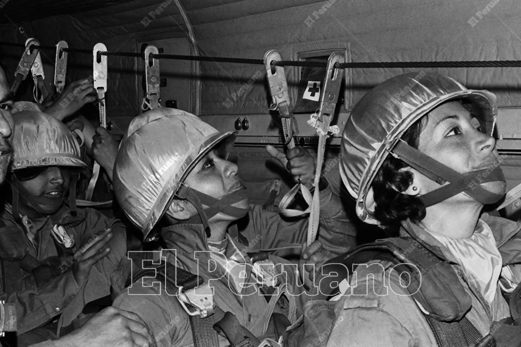 Lima - 23 setiembre 1975. A la voz de “¡Enganchen!” todas fueron desapareciendo por la rampa de la cola del avión. Era el segundo salto de la primera promoción femenina de la Escuela de Paracaidistas del Ejército. Foto: Archivo Histórico de El Peruano