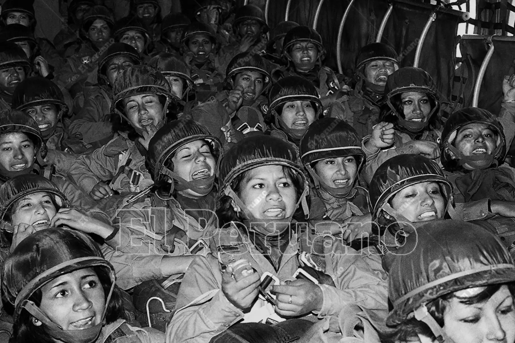 Lima - 23 setiembre 1975. A la voz de “¡Enganchen!” todas fueron desapareciendo por la rampa de la cola del avión. Era el segundo salto de la primera promoción femenina de la Escuela de Paracaidistas del Ejército. Foto: Archivo Histórico de El Peruano