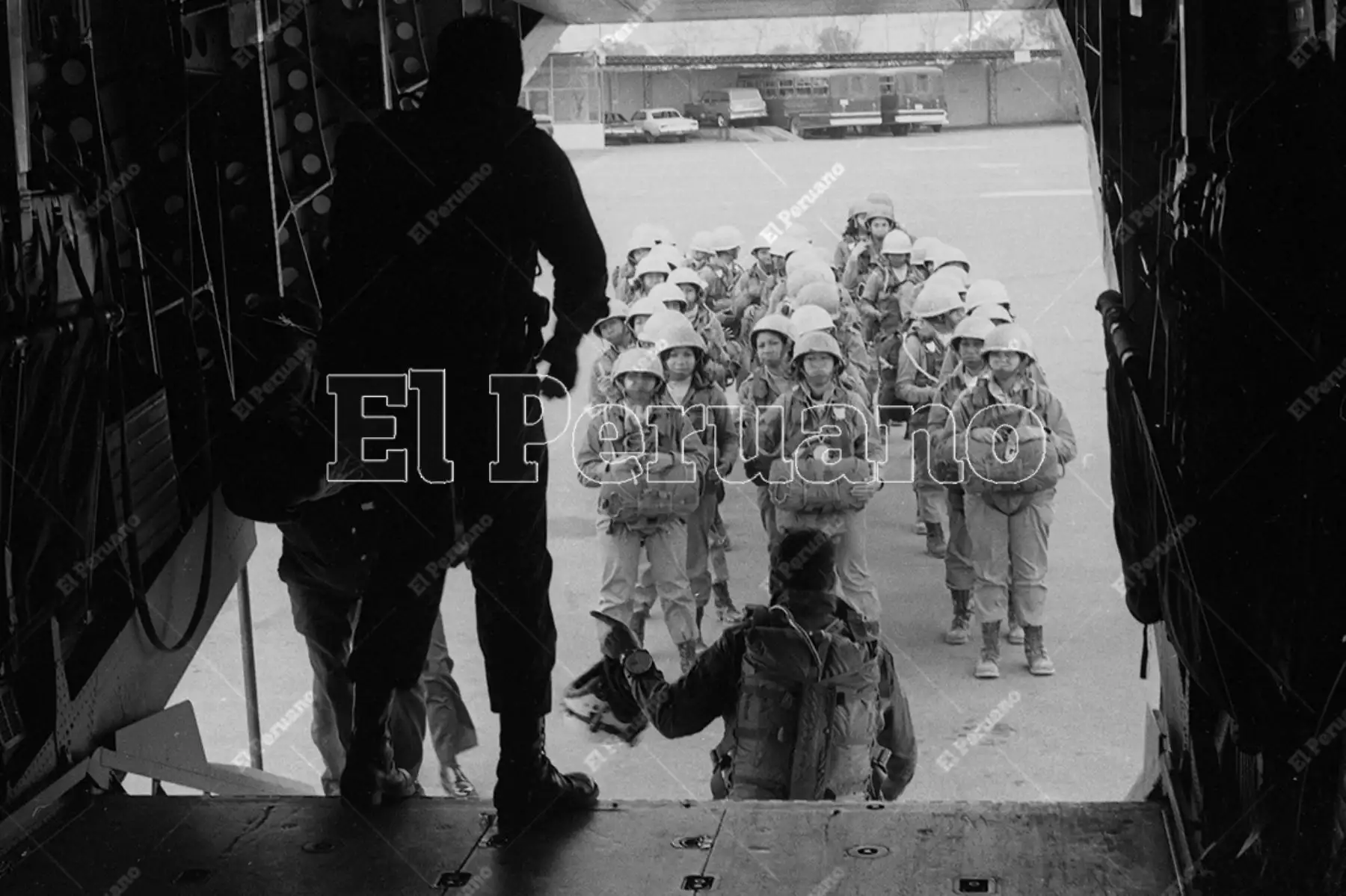 Lima - 23 setiembre 1975. Integrantes de la primera promoción femenina de paracaidismo militar del Ejército Peruano se alistan  para su segundo salto en Lomo de Corvina, Villa El Salvador. Foto: Archivo Histórico de El Peruano
