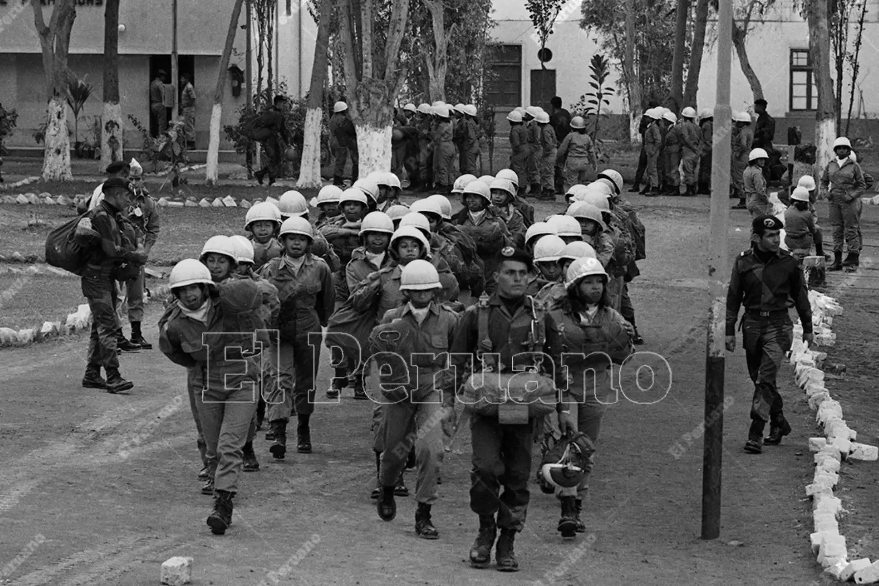 Lima - 21 setiembre 1975. Integrantes de la primera promoción femenina de paracaidismo militar del Ejército Peruano se alista para su primer salto sobre Lomo de Corvina en Villa El Salvador. Foto: Archivo Histórico de El Peruano / Norman Córdova