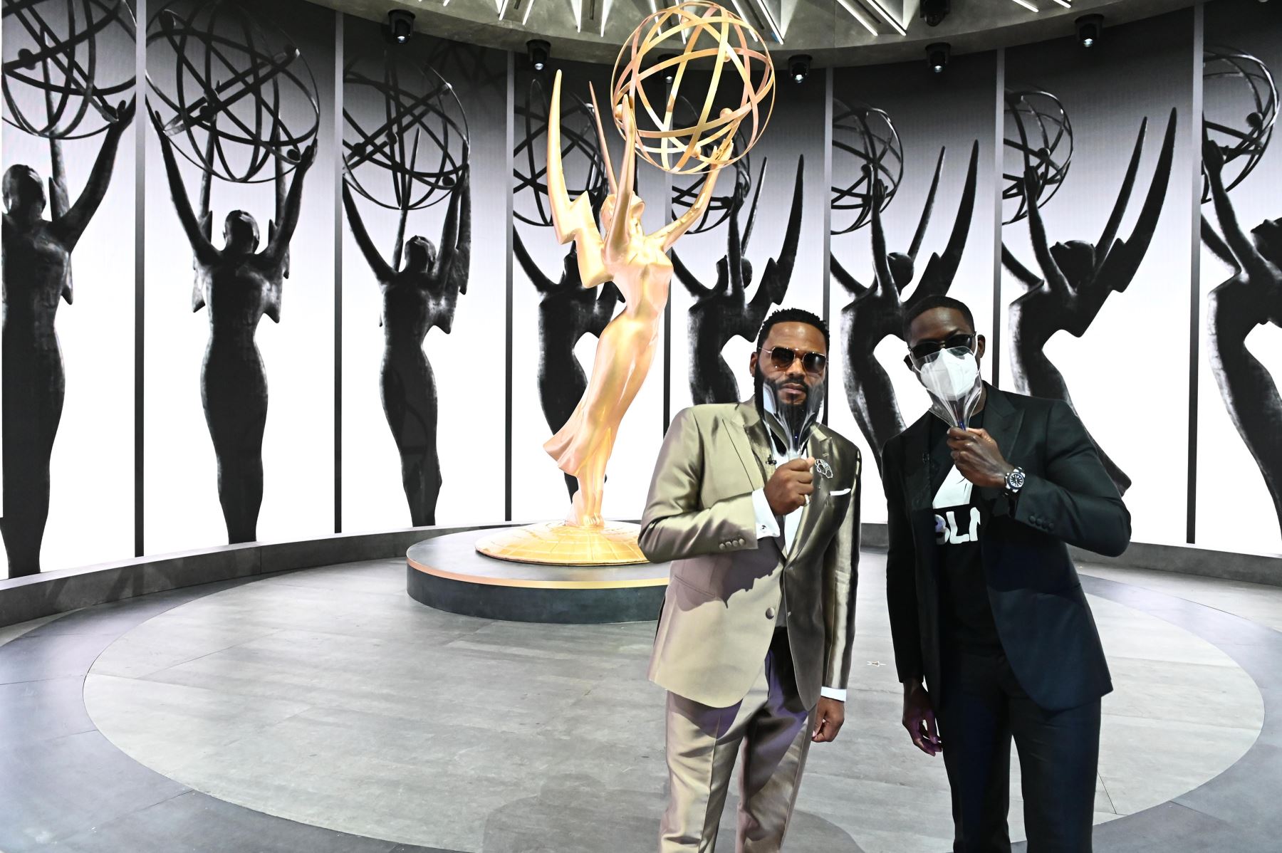 Los actores Anthony Anderson y Sterling K.Brown sostienen protectores faciales en el Staples Center durante la 72a ceremonia de los premios Primetime Emmy celebrada virtualmente. Foto: AFP