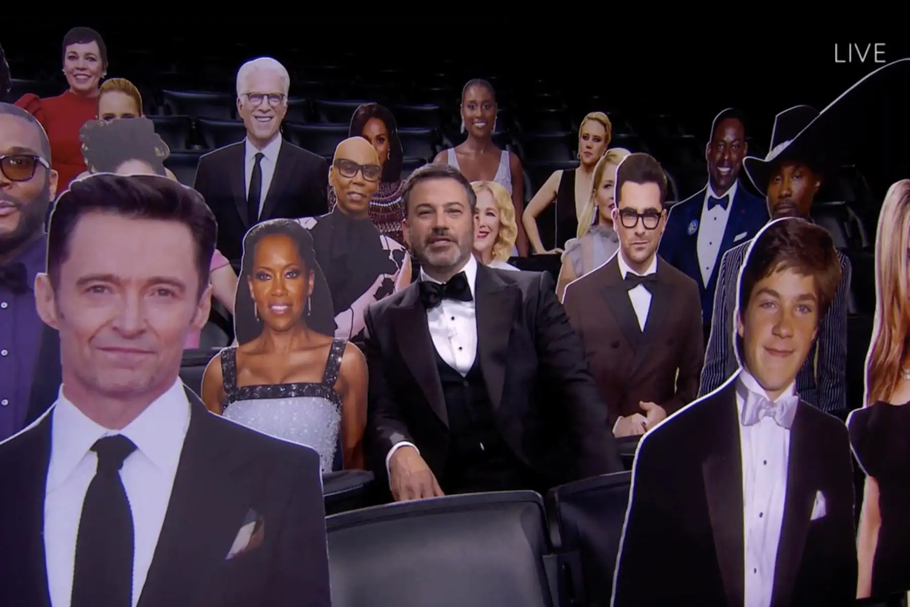 Emmy que se llevó a cabo virtualmente desde el Staples Center en los Ángeles. El presentador Jimmy Kimmel sentado entre celebridades con los recortes de carbord durante la 72a ceremonia. Foto: AFP