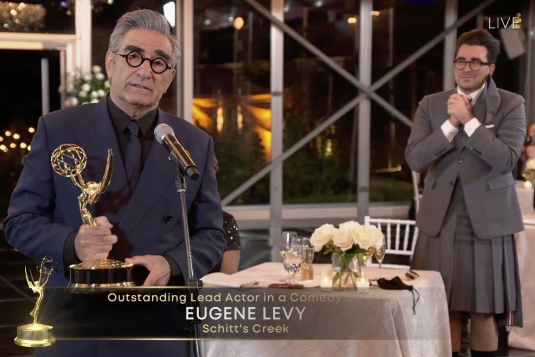 El actor canadiense Eugene Levy después de recibir su Emmy, mientras su hijo; el actor, director y escritor Daniel Levy lo acompaña durante la 72a ceremonia de los premios Primetime Emmy que se llevó a cabo virtualmente. Foto: AFP