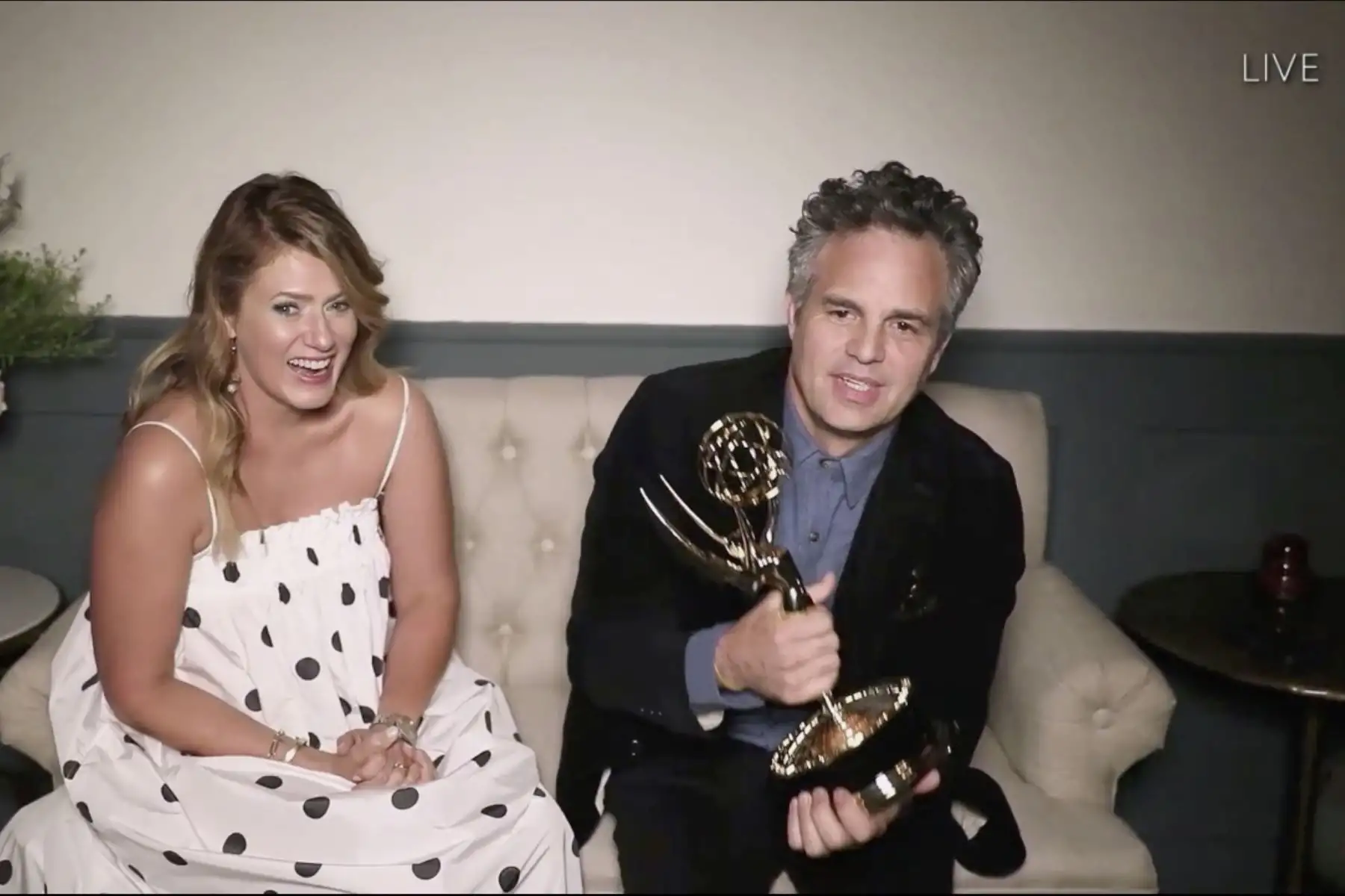 Ell actor Mark Ruffalo luce junto a su esposa Sunrise Coigney mientras acepta el Emmy como actor principal destacado en una serie limitada o película por "I Know This Much is True" durante la 72a ceremonia de los premios Primetime Emmy que se llevó a cabo virtualmente. Foto: AFP