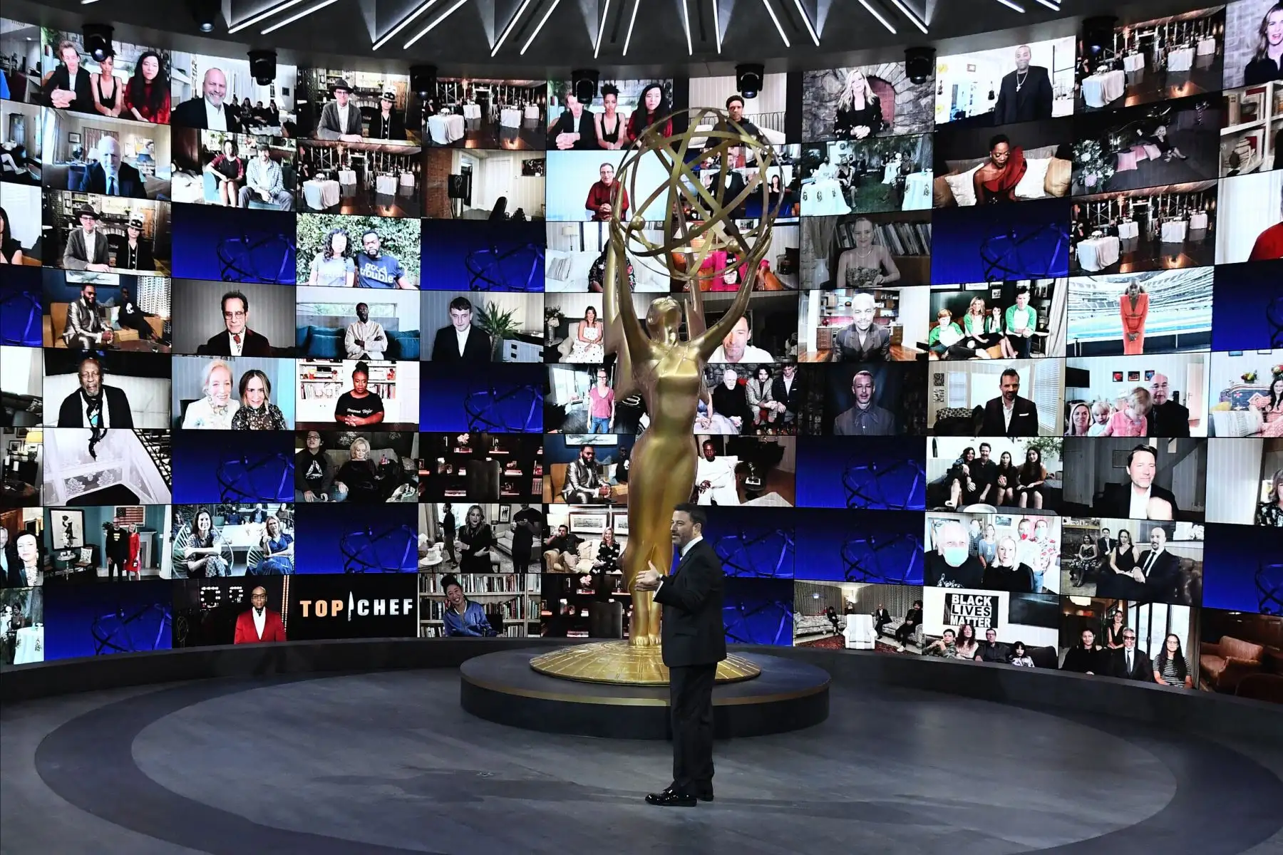 El presentador Jimmy Kimmel frente a una pantalla de nominados quienes observan de forma remota la 72a ceremonia de los premios Primetime Emmy celebrada virtualmente. Foto: AFP
