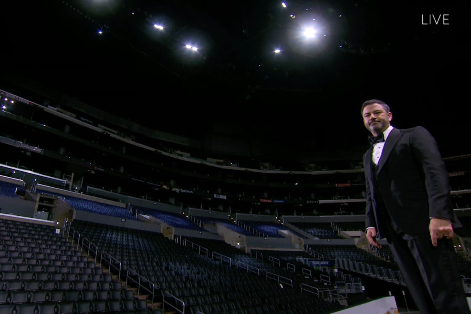 El presentador Jimmy Kimmel saluda antes de la presentación de la 72a ceremonia de los premios Primetime Emmy que se llevó a cabo virtualmente. Foto: AFP
