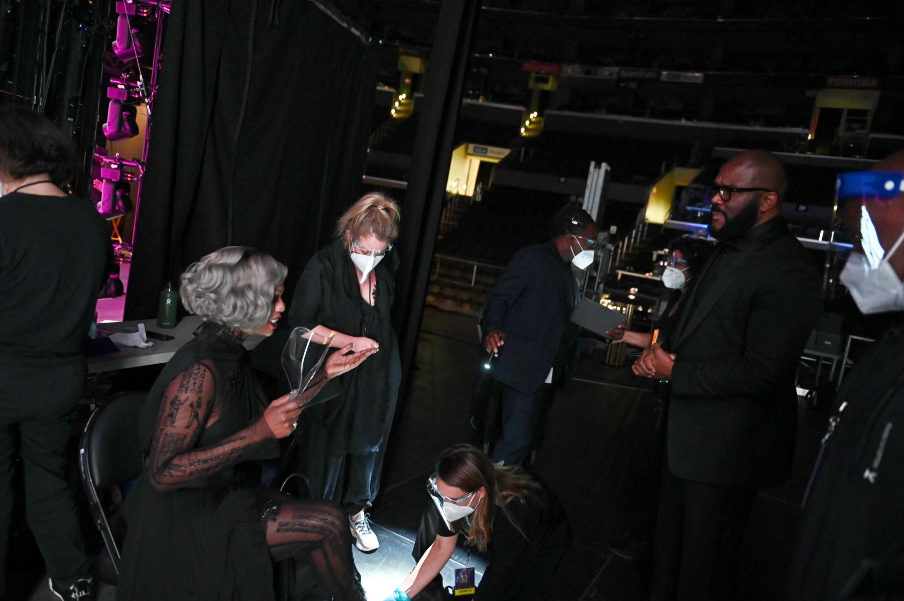 La actriz estadounidense Laverne Cox sostiene un protector facial mientras habla con el productor con el ganador del premio Governors, Tyler Perry, en el Staples Center durante la 72a edición de los Primetime Emmy ceremonia celebrada virtualmente. Foto: AFP