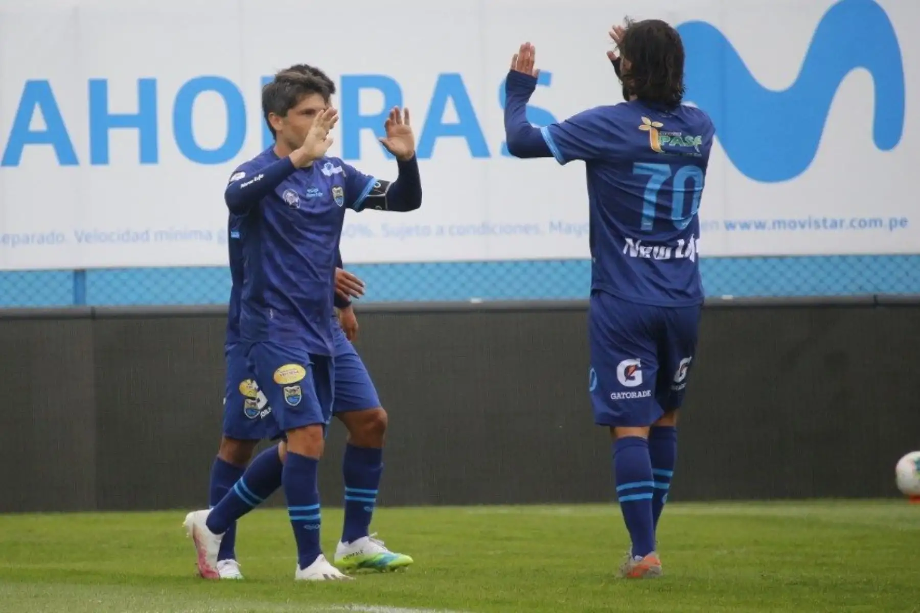 El futbolista Diego Manicero del club Carlos Stein celebra el primer gol de su junto a sus compañeros de equipo ante el Sport Boys por la jornada 13 de la Liga 1, en el estadio Alberto Gallardo. Foto: ANDINA/@LigaFutProf