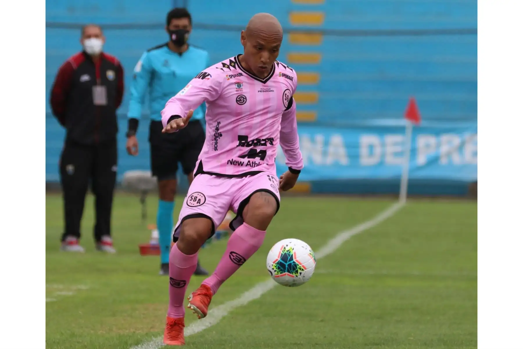El futbolista Jesús Chávez del Sport Boys conduce el balón durante partido ante el Carlos Stein por la jornada 13 de la Liga 1, en el estadio Alberto Gallardo. Foto: @LigaFutProf