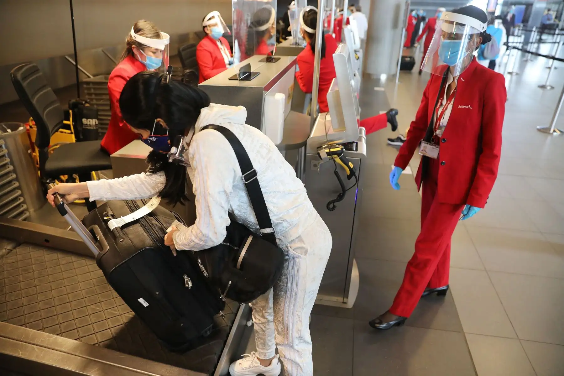 Junto con el aeropuerto El Dorado de Bogotá hoy comenzarán con pocas operaciones internacionales el Alfonso Bonilla Aragón (Cali) y el José María Córdova (Medellín), mientras que el Rafael Núñez, de Cartagena, ya hizo el sábado pasado un vuelo piloto. Foto: EFE