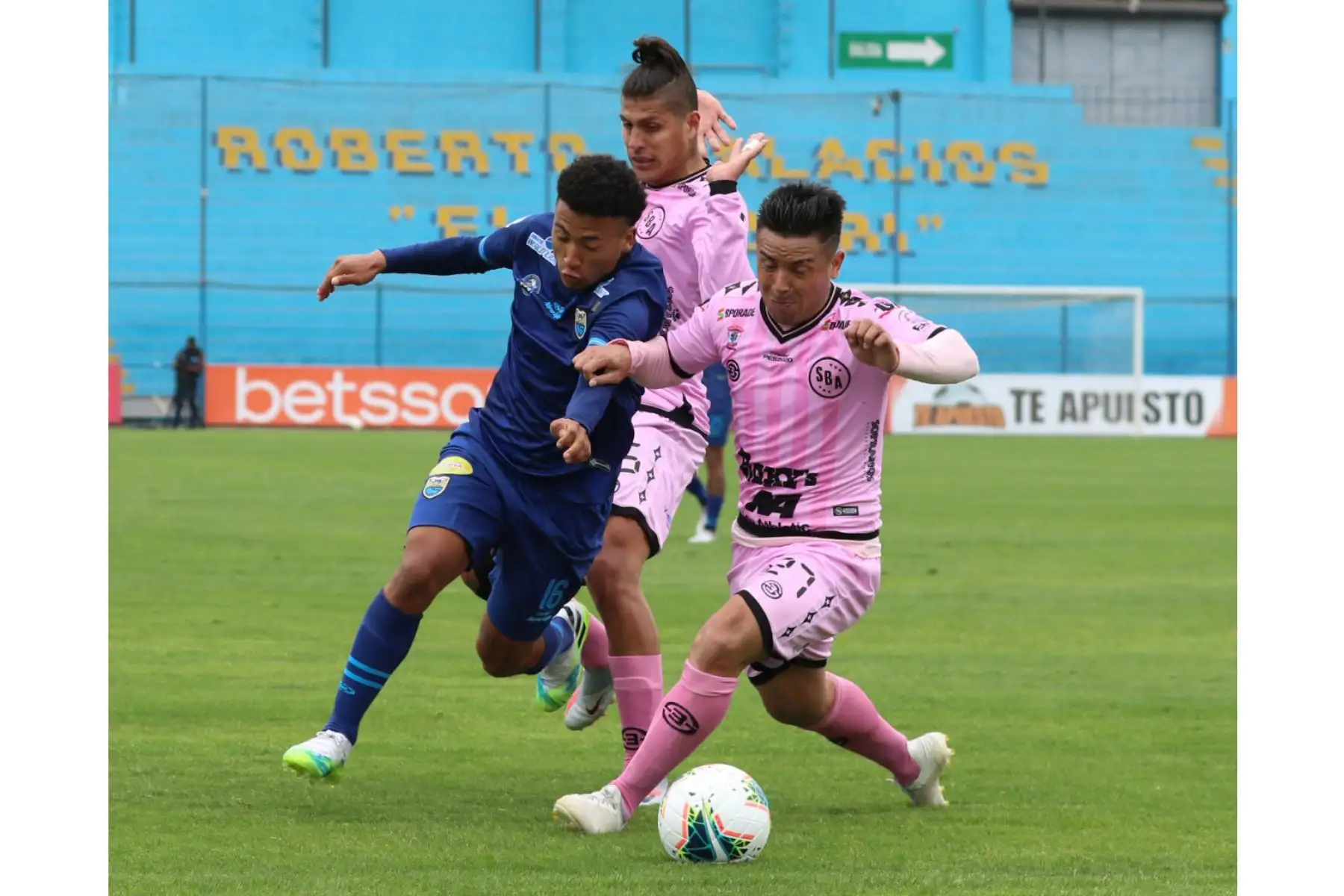 El futbolista A. Romaní del club Carlos Stein se enfrenta a su rival J. Ortíz del Sport Boys por la jornada 13 de la Liga 1, en el estadio Alberto Gallardo. Foto: @LigaFutProf