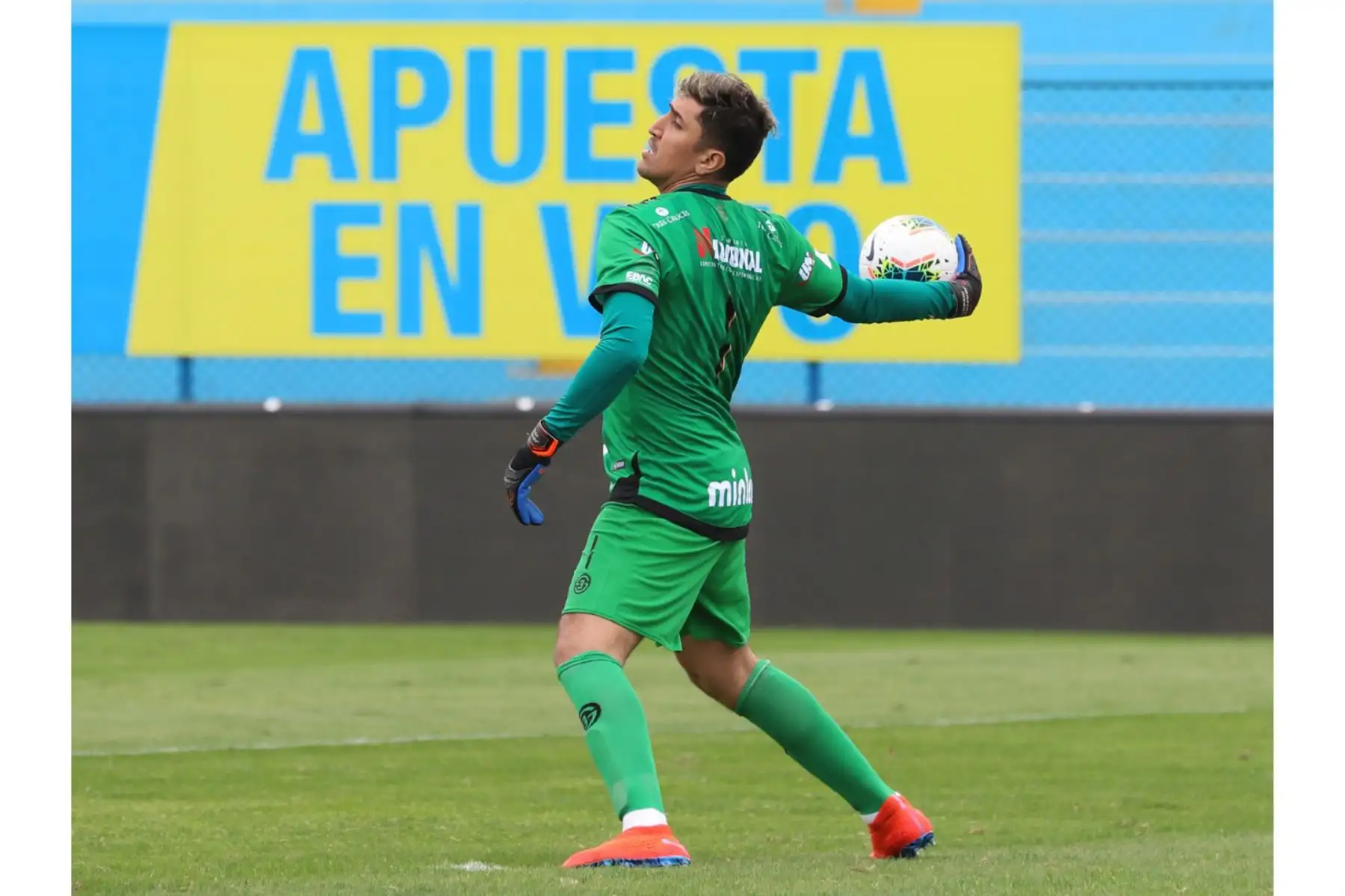 El portero J. Medina del Sport Boys despeja el balón durante partido contra club Carlos Stein por la jornada 13 de la Liga 1, en el estadio Alberto Gallardo. Foto: @LigaFutProf. Foto: @LigaFutProf