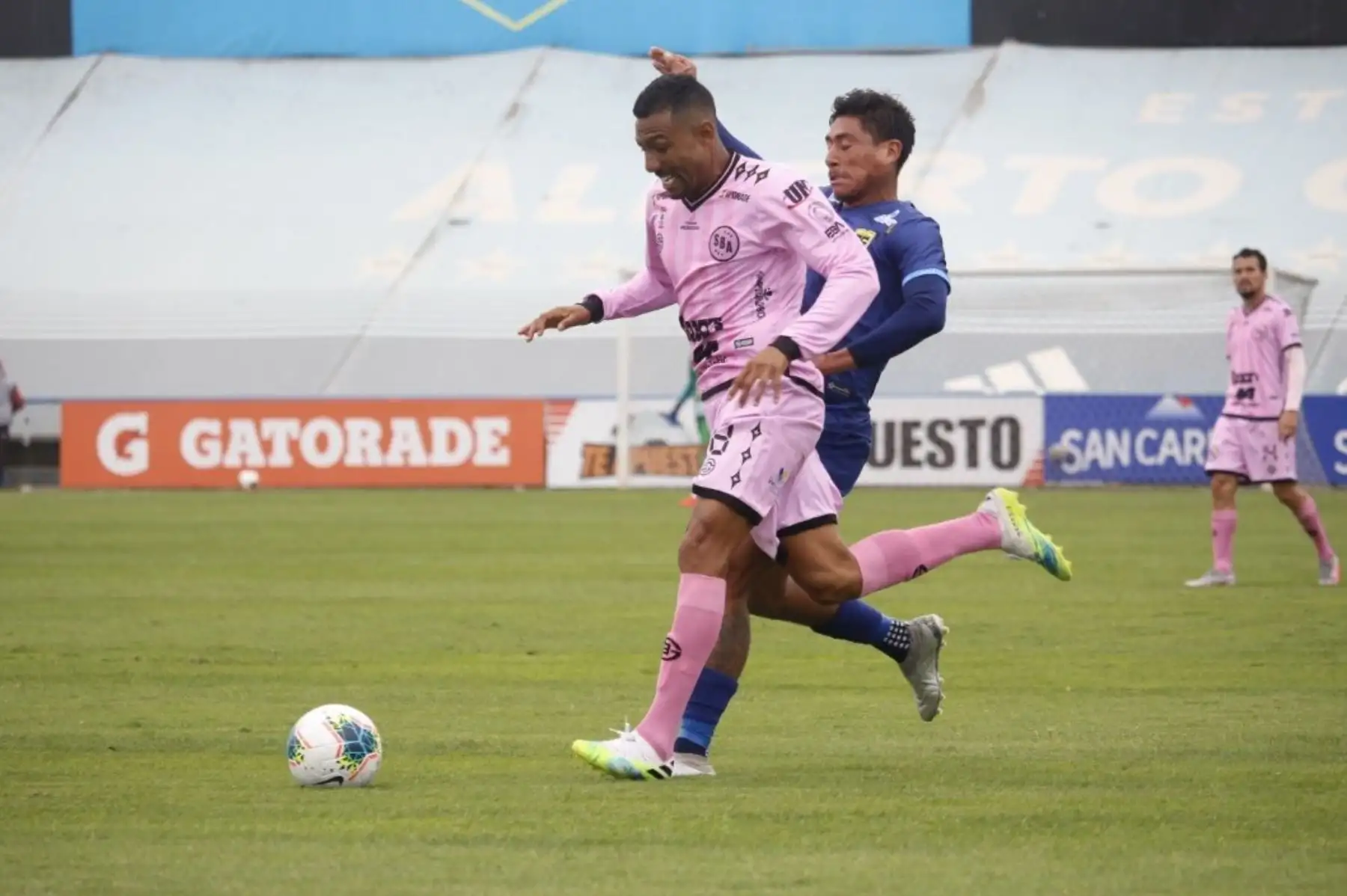 El futbolista L. Ramírez del Sport Boys se enfrenta a su rival del club Carlos Stein por la jornada 13 de la Liga 1, en el estadio Alberto Gallardo. Foto: @LigaFutProf
