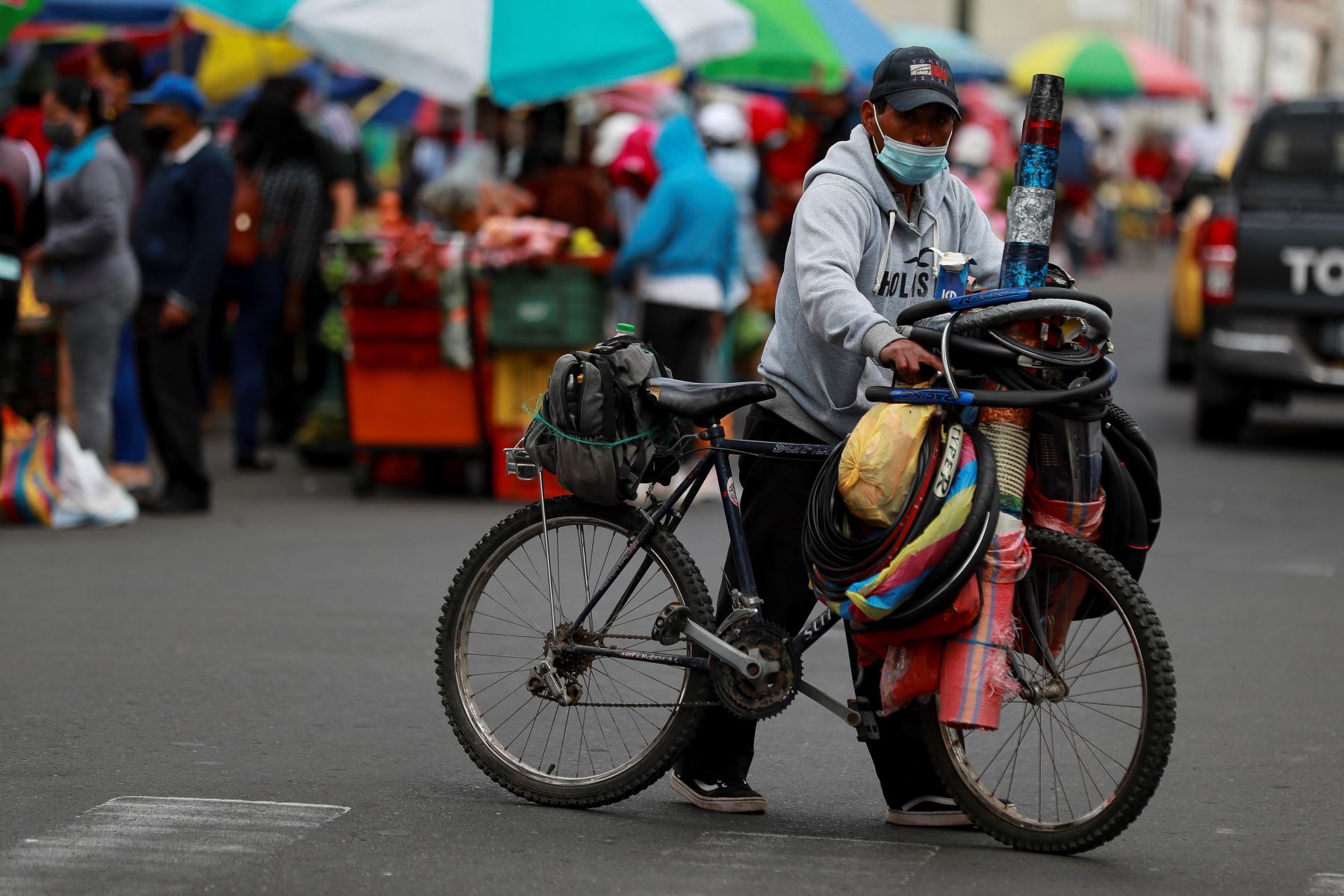 Un hombre empuja una bicicleta hoy en una calle. Foto: EFE