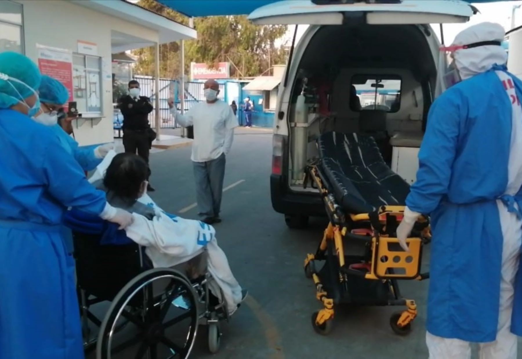 Médico y docente jubilada de Casma vencen al coronavirus y reciben el alta médica luego de permanecer internados más de 60 días en el Hospital III Chimbote de EsSalud. ANDINA/Difusión