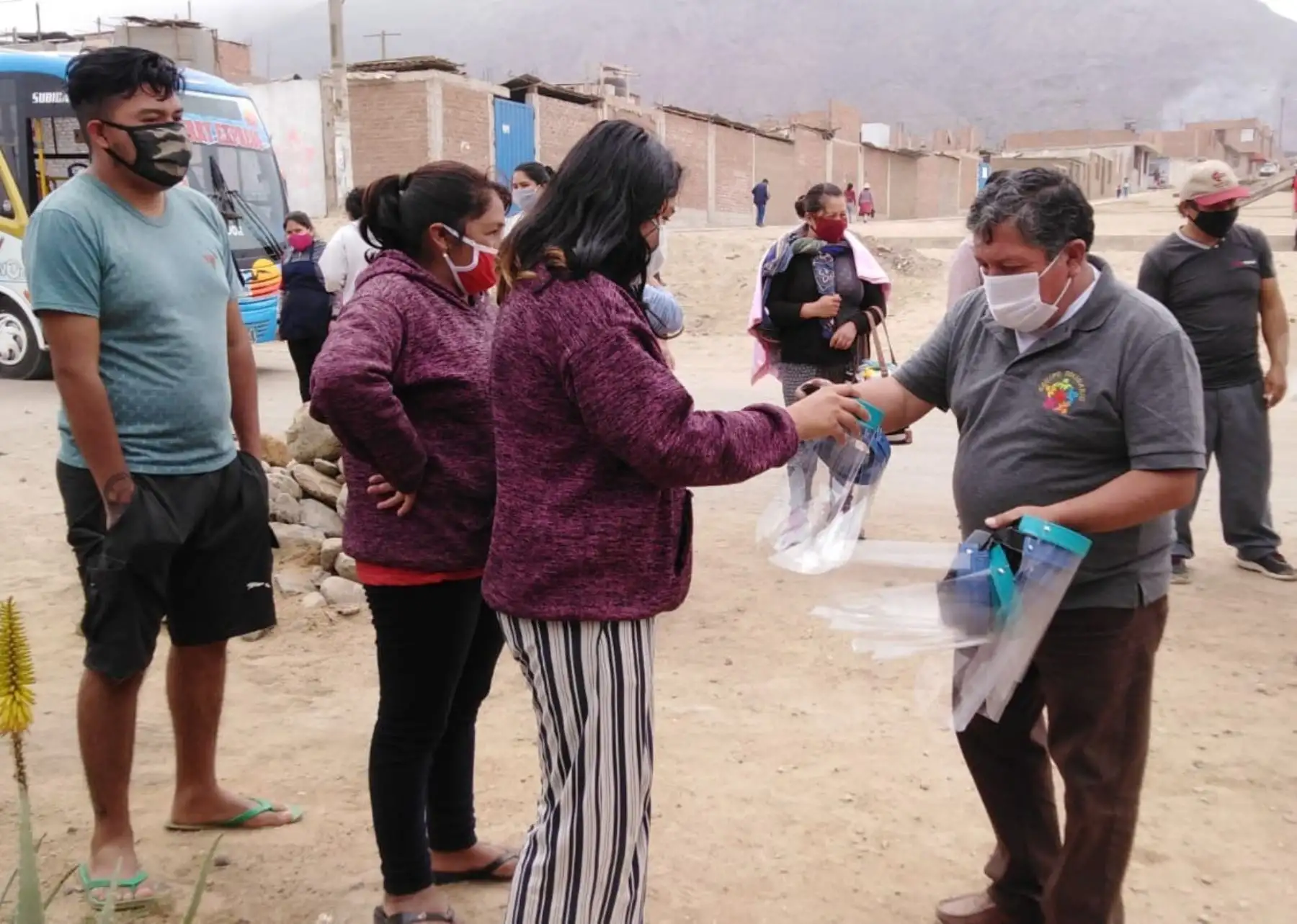 Grupo solidario de Trujillo dona 5,000 protectores faciales a pobladores vulnerables del distrito populoso de El Porvenir para evitar la propagación del coronavirus (covid-19). ANDINA/Difusión