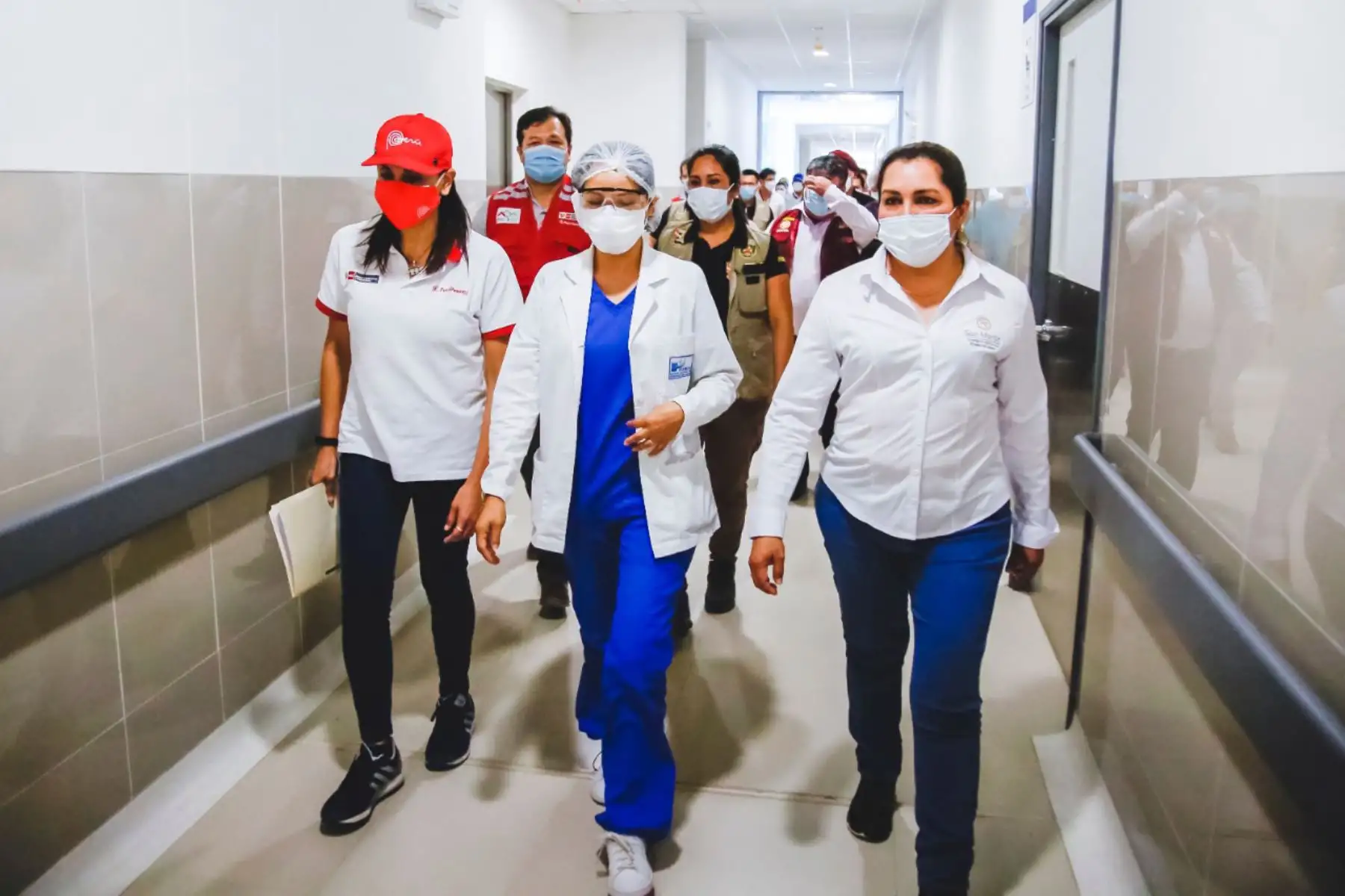 Ministra  de Desarrollo e Inclusión Social,  Patricia Donayre, visita el hospital de Moyobamba y dialogó con el personal médico y conoció la situación que vive la región en la emergencia sanitaria. 
Foto: Midis