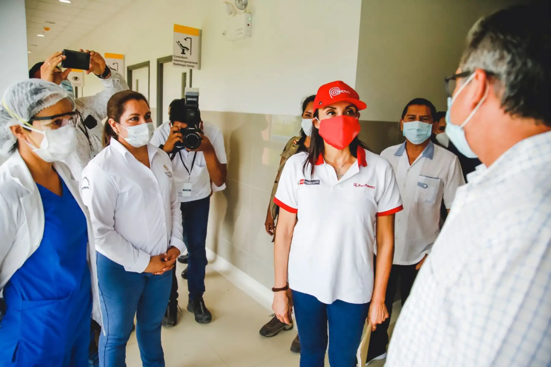 Ministra  de Desarrollo e Inclusión Social,  Patricia Donayre, visita el hospital de Moyobamba y dialogó con el personal médico y conoció la situación que vive la región en la emergencia sanitaria. 
Foto: Midis
