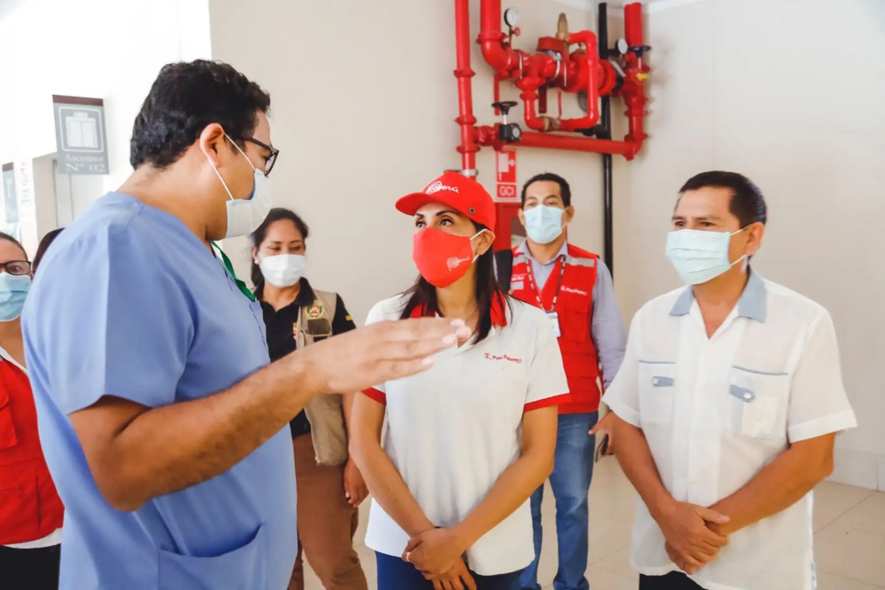 Ministra  de Desarrollo e Inclusión Social,  Patricia Donayre visita el hospital de Moyobamba y dialogó con el personal médico y conoció la situación que vive la región en la emergencia sanitaria. 
Foto: Midis