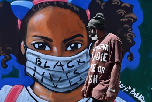 Una persona pasa junto a un mural callejero de la artista Lexi Bella el 16 de junio de 2020 en el distrito de Brooklyn de la ciudad de Nueva York. Foto: AFP