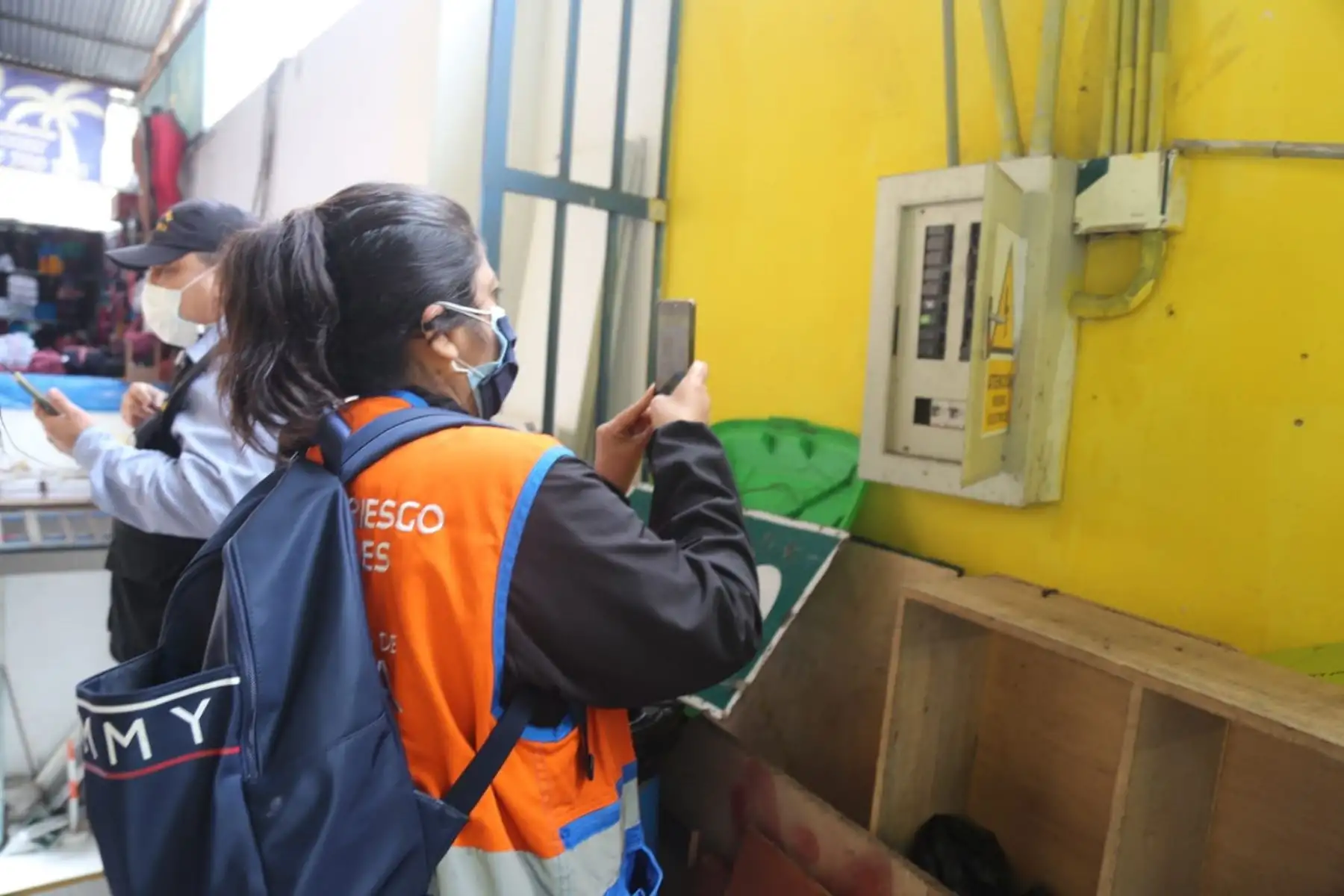 La Municipalidad de Lima clausuró el centro comercial Unicachi, ubicado en la cuadra 10 de la Av. Abancay, por realizar actividades económicas sin contar con las condiciones técnicas ni medidas de seguridad en sus instalaciones. Foto: Municipalidad de Lima