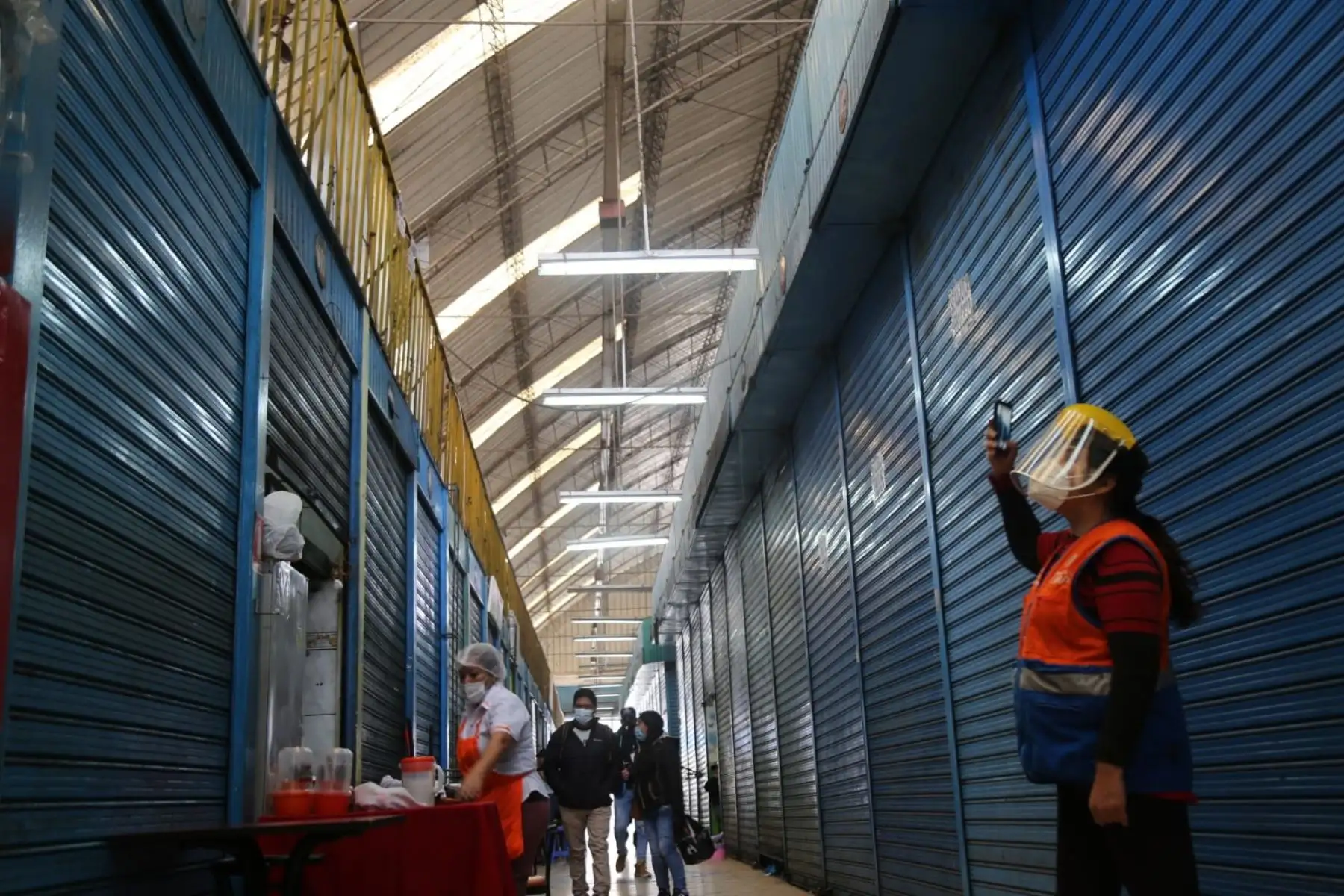 La Municipalidad de Lima clausuró el centro comercial Unicachi, ubicado en la cuadra 10 de la Av. Abancay, por realizar actividades económicas sin contar con las condiciones técnicas ni medidas de seguridad en sus instalaciones. Foto: Municipalidad de Lima