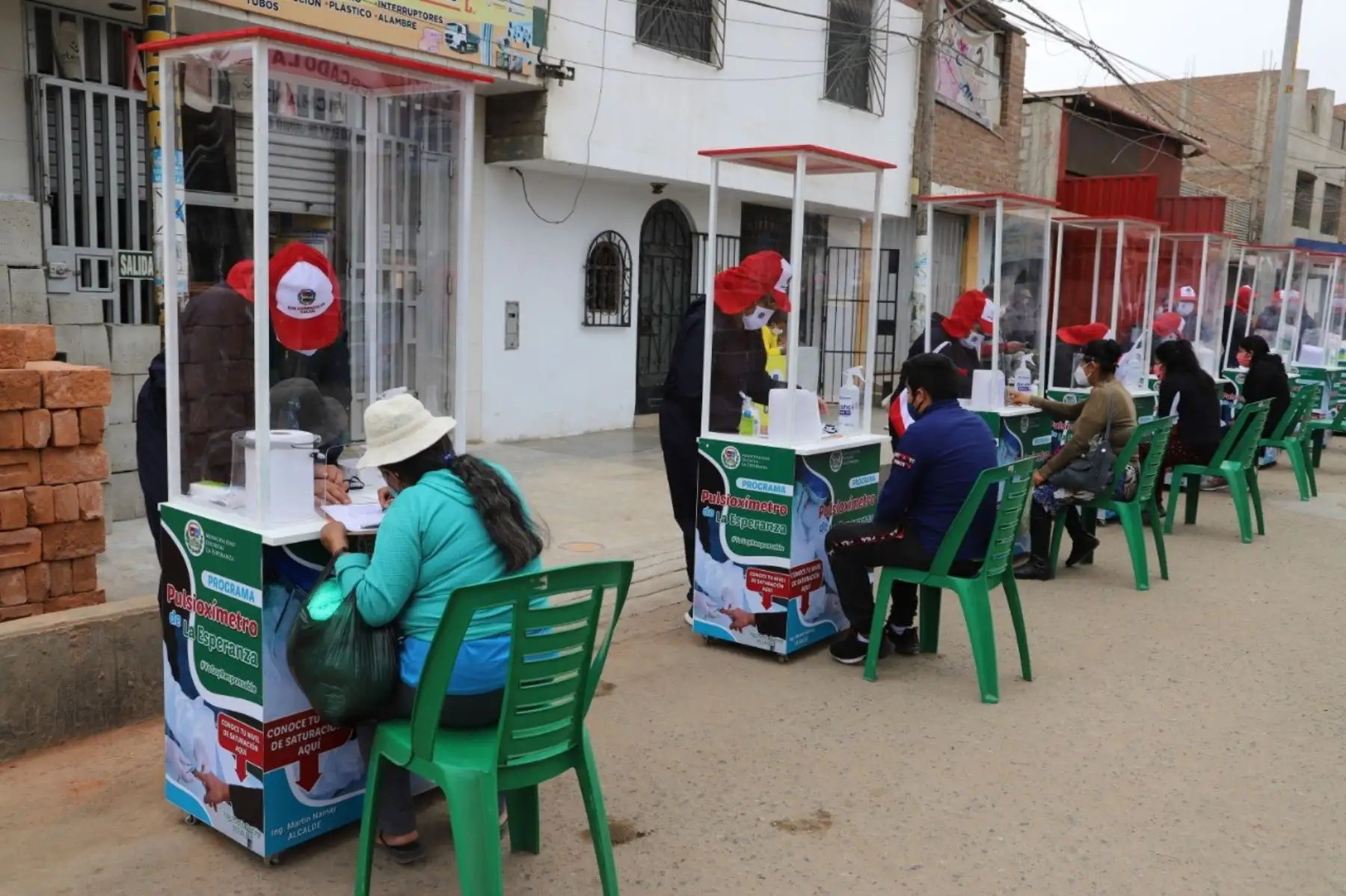 Módulos de salud controlan la oxigenación y la temperatura de las personas que acuden a los mercados del distrito de La Esperanza, en Trujillo. Foto: ANDINA/Difusión
