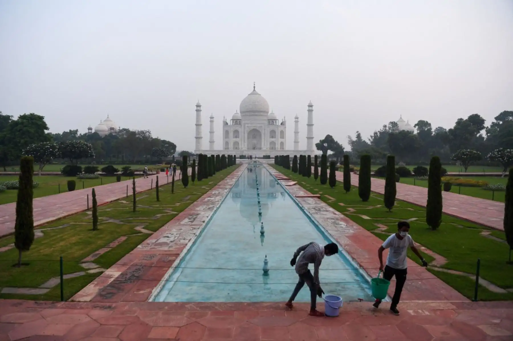 La India reabrió este lunes al público su icónico Taj Mahal, que ha permanecido cerrado durante seis meses a causa de la pandemia y a pesar de que el número de contagios por coronavirus no deja de aumentar en el país. Foto: AFP