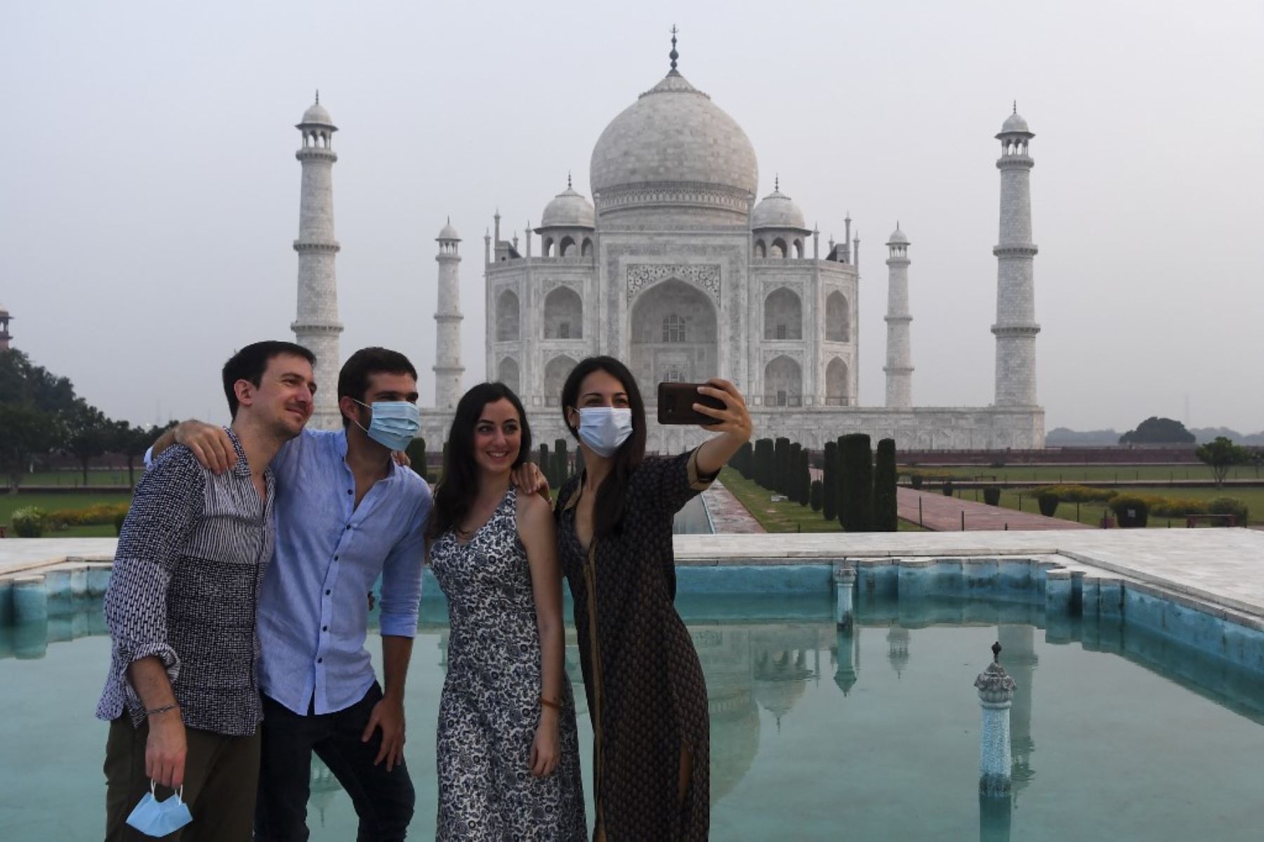 La India reabrió este lunes al público su icónico Taj Mahal, que ha permanecido cerrado durante seis meses a causa de la pandemia y a pesar de que el número de contagios por coronavirus no deja de aumentar en el país. Foto: AFP
