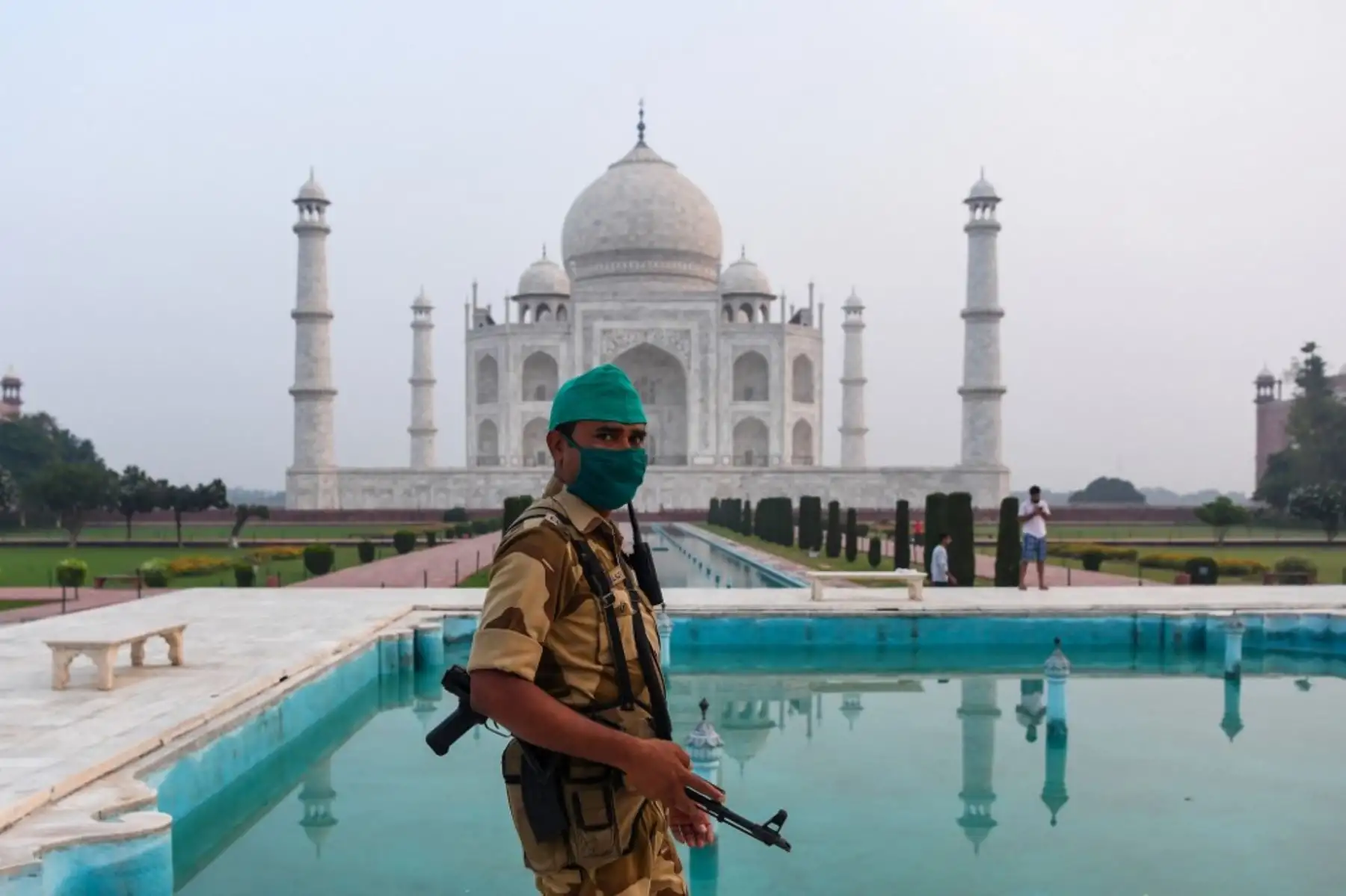 La India reabrió este lunes al público su icónico Taj Mahal, que ha permanecido cerrado durante seis meses a causa de la pandemia y a pesar de que el número de contagios por coronavirus no deja de aumentar en el país. Foto: AFP