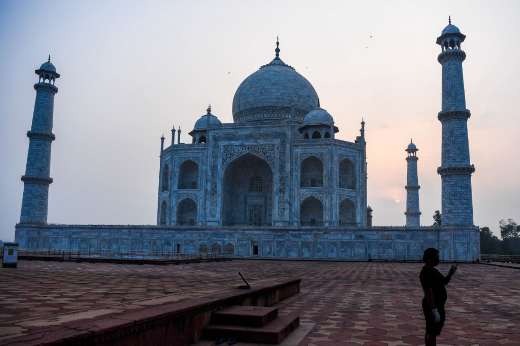 La India reabrió este lunes al público su icónico Taj Mahal, que ha permanecido cerrado durante seis meses a causa de la pandemia y a pesar de que el número de contagios por coronavirus no deja de aumentar en el país. Foto: AFP