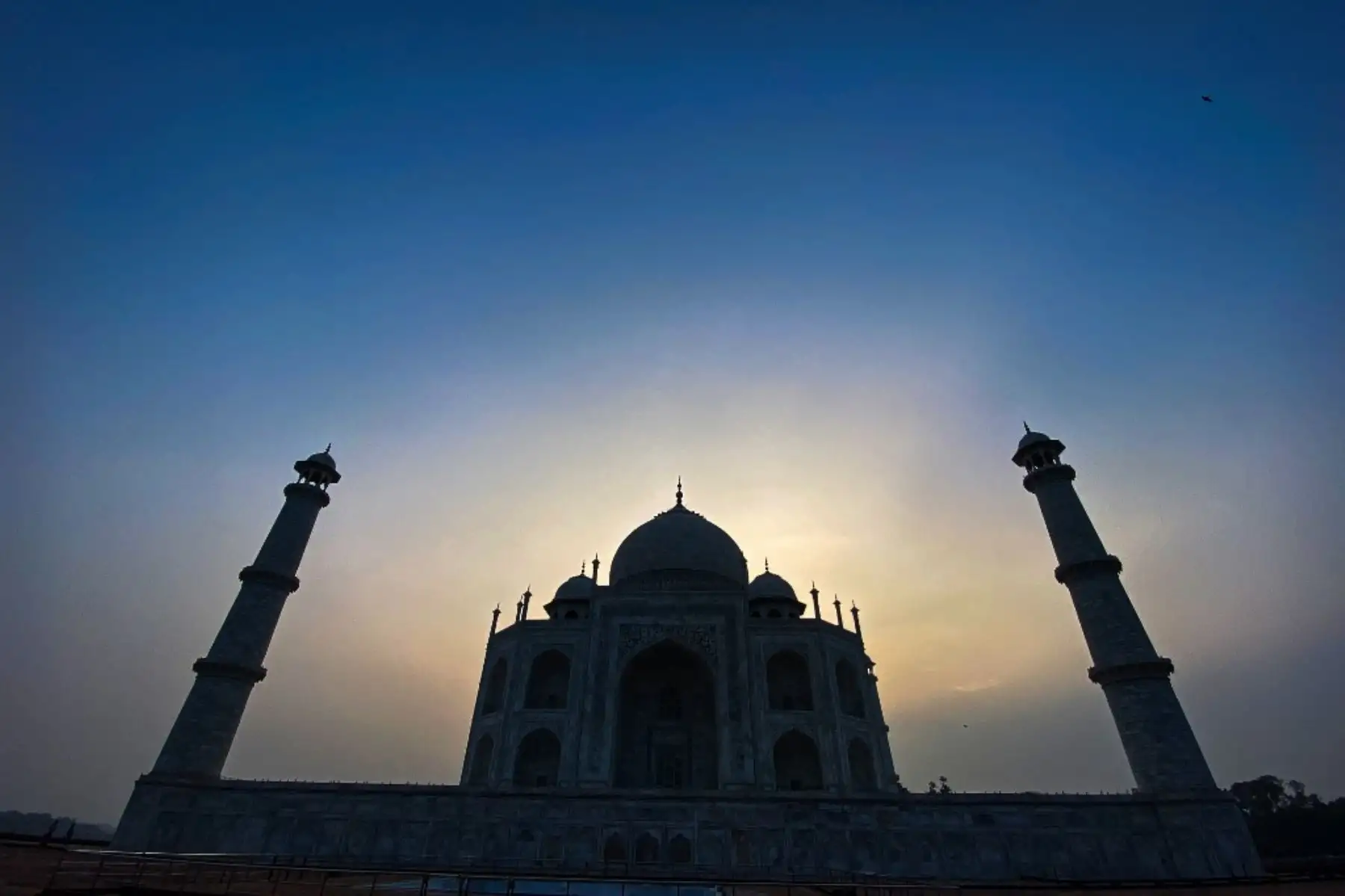 La India reabrió este lunes al público su icónico Taj Mahal, que ha permanecido cerrado durante seis meses a causa de la pandemia y a pesar de que el número de contagios por coronavirus no deja de aumentar en el país. Foto: AFP