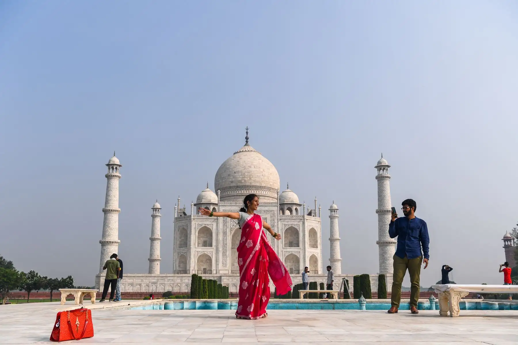 La India reabrió este lunes al público su icónico Taj Mahal, que ha permanecido cerrado durante seis meses a causa de la pandemia y a pesar de que el número de contagios por coronavirus no deja de aumentar en el país. Foto: AFP